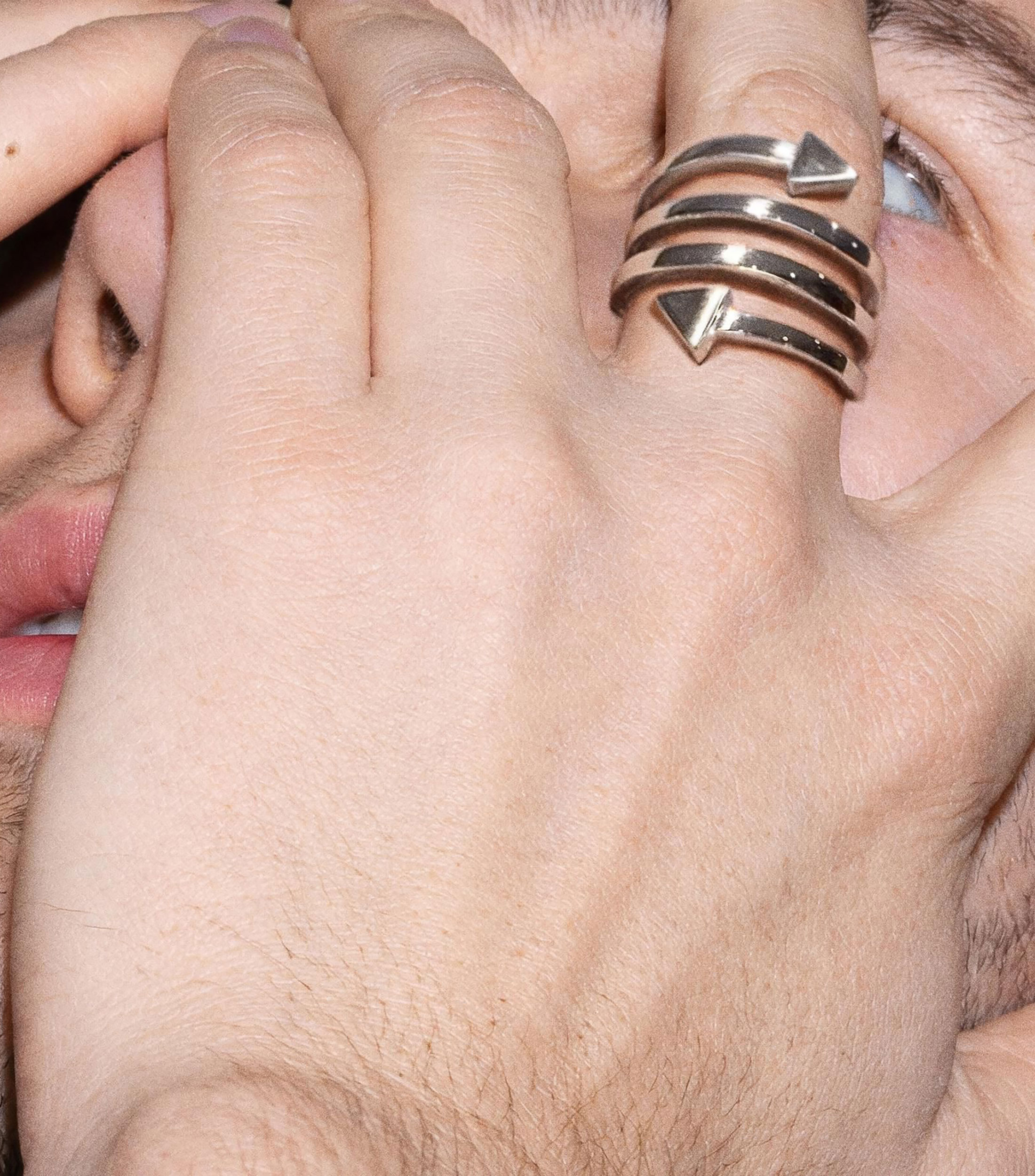 Anillo de plata con triángulos espiral Unisex
