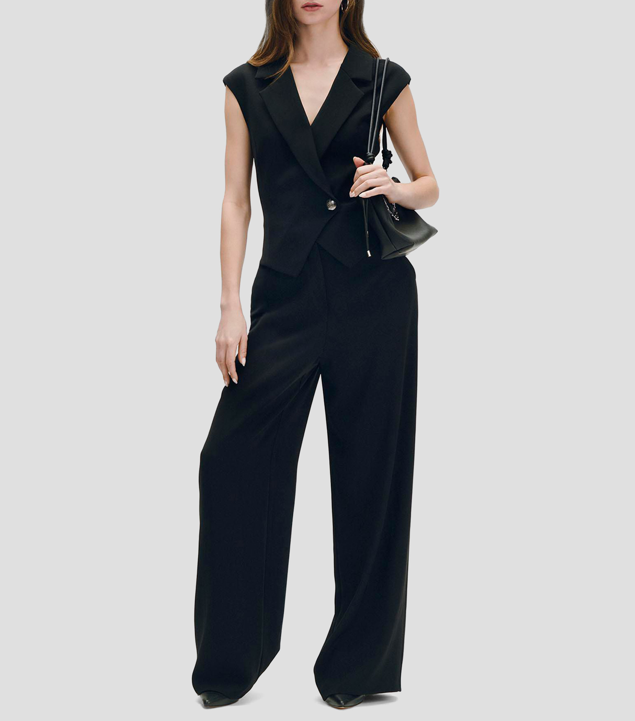 Jumpsuit negro recto fluido con chaleco simulado y cruce con solapa Mujer
