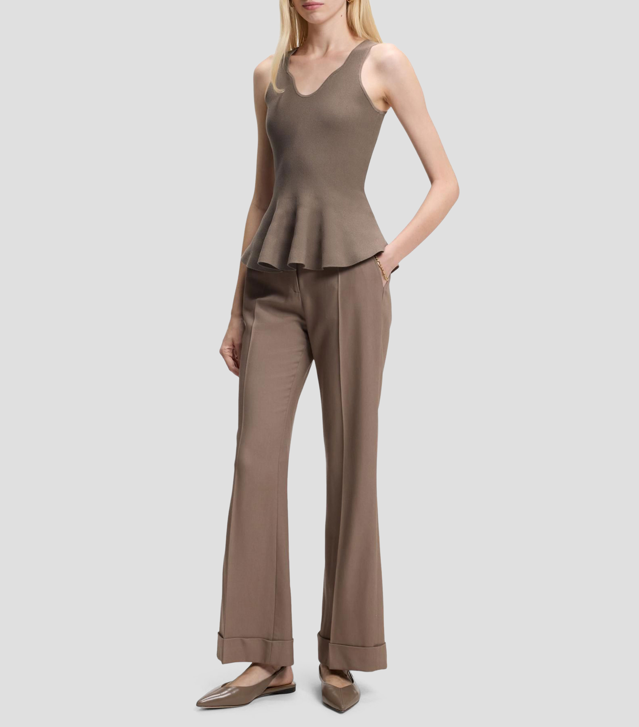 Blusa con detalle llamativo en el escote Mujer