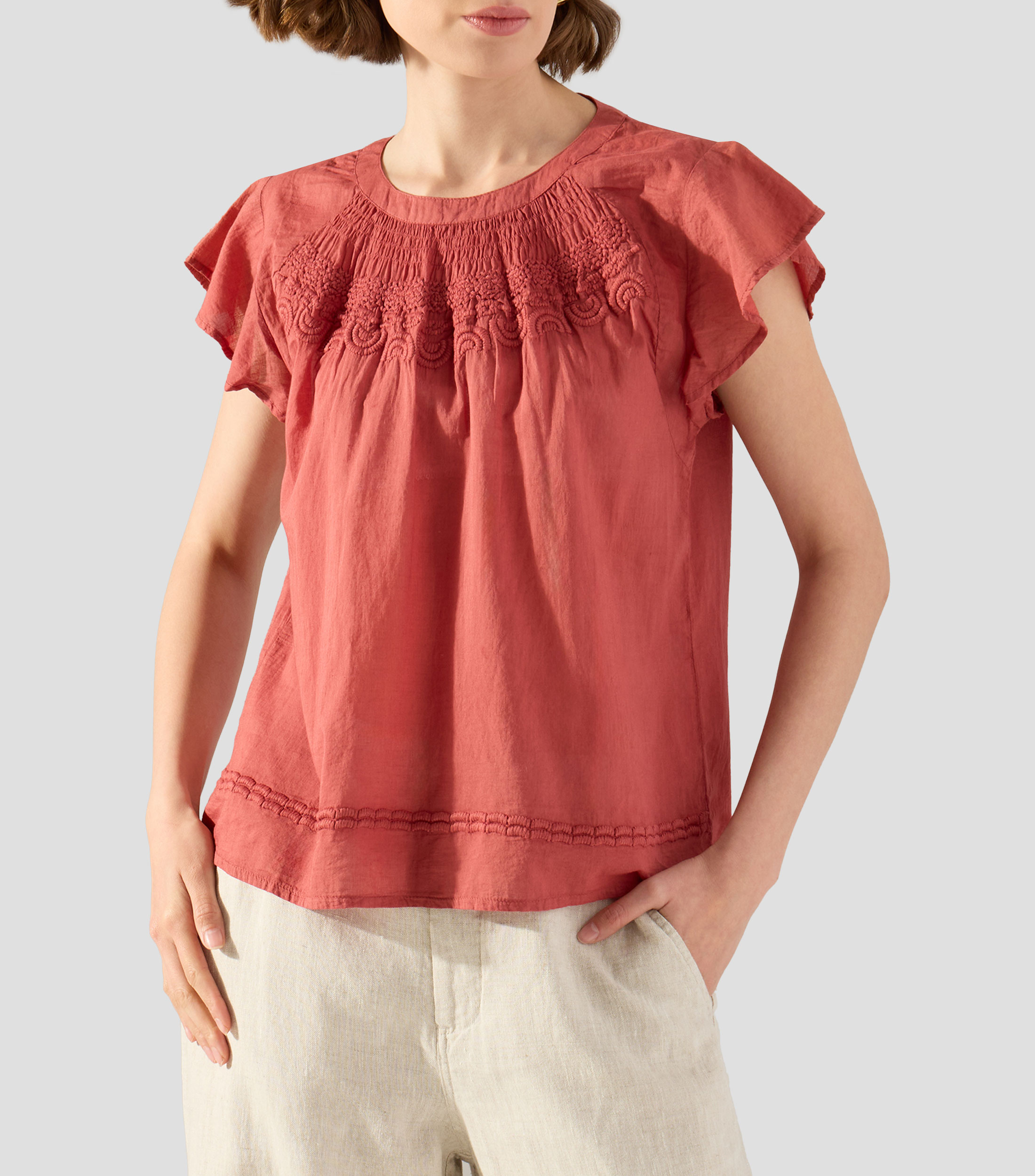 Blusa con bordado y manga corta Mujer