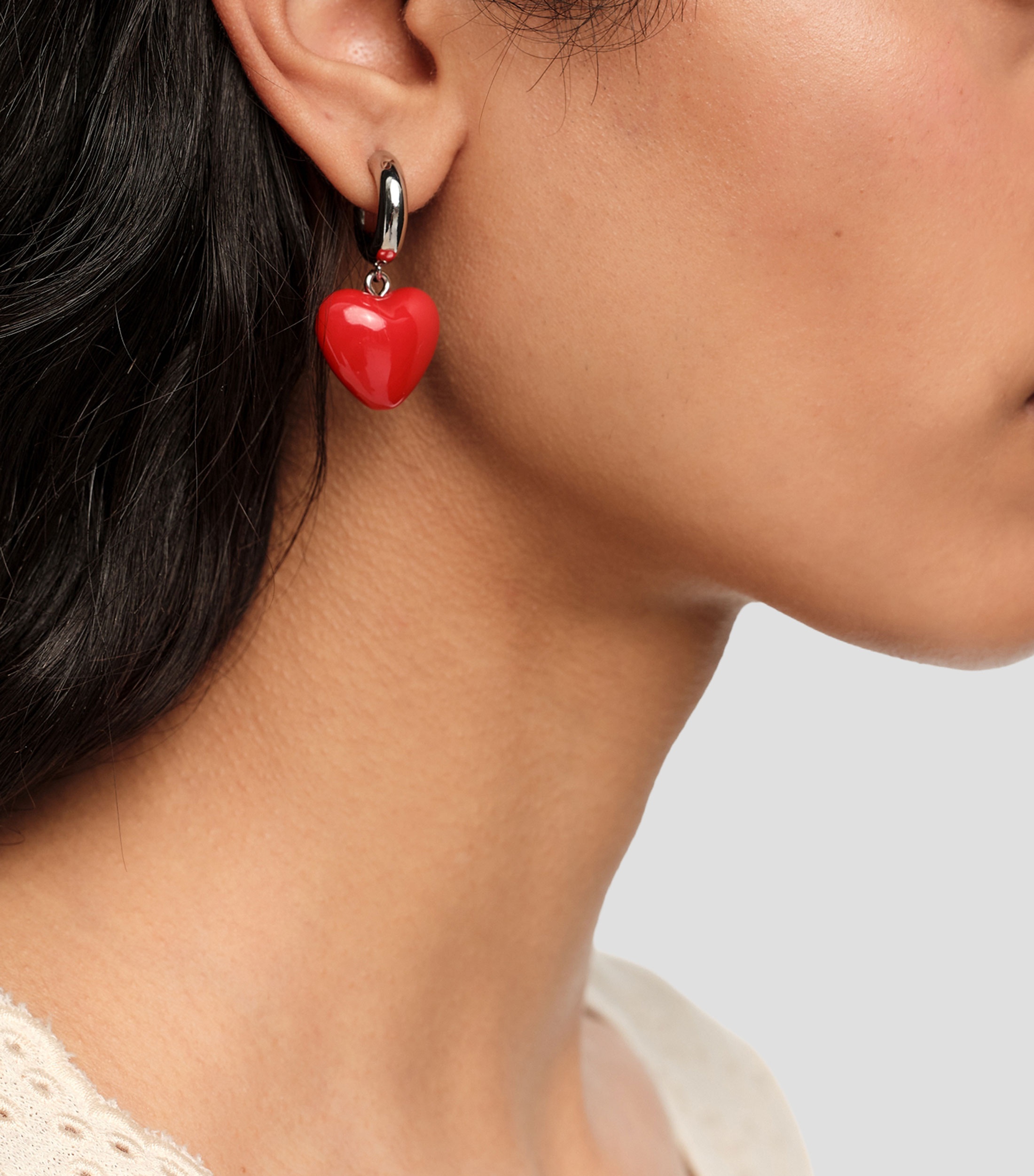 Pendientes aro plateados y corazón rojo Mujer