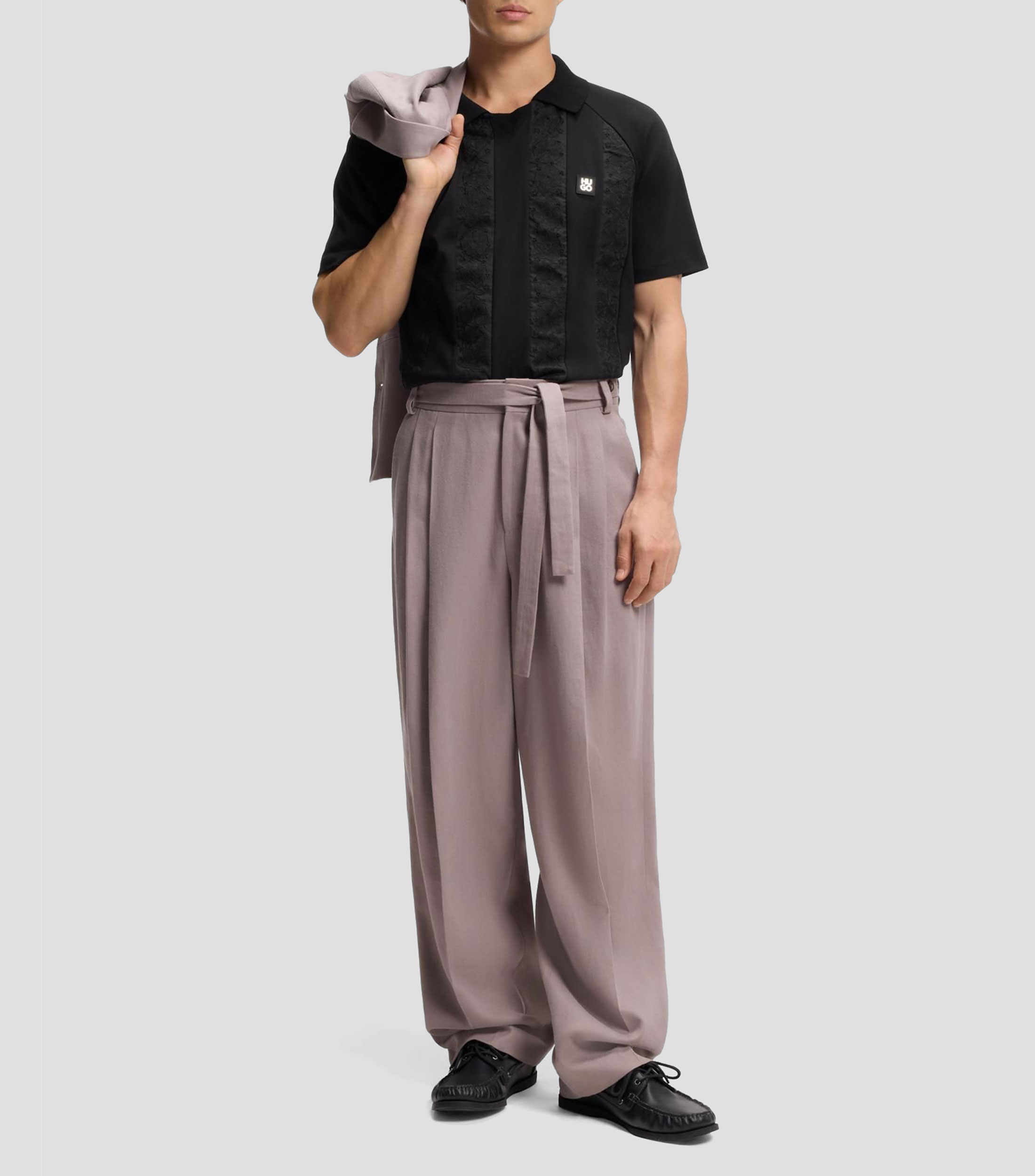 Polo con rayas bordadas y cuello abierto Hombre
