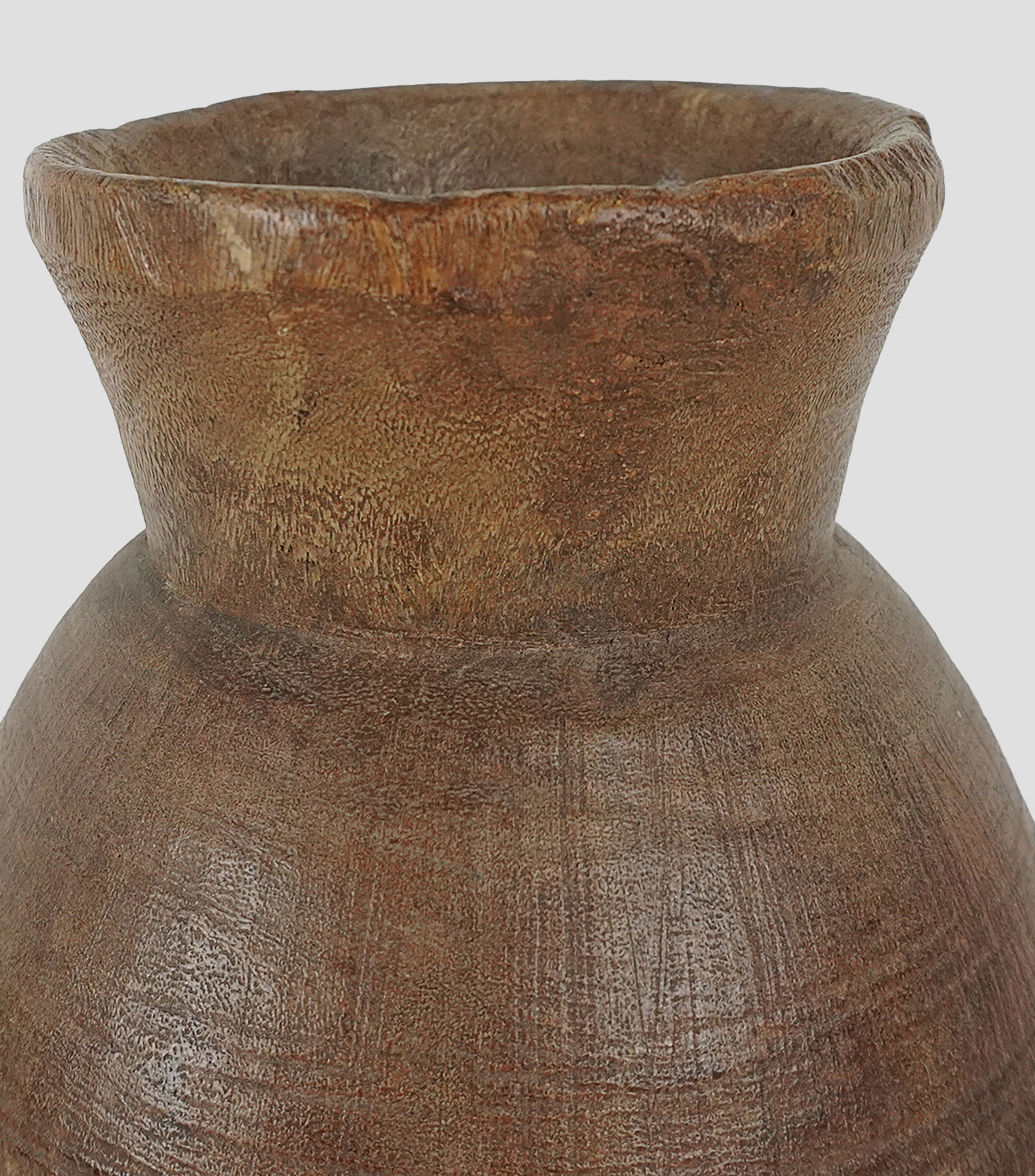 Recipiente decorativo en madera tallada