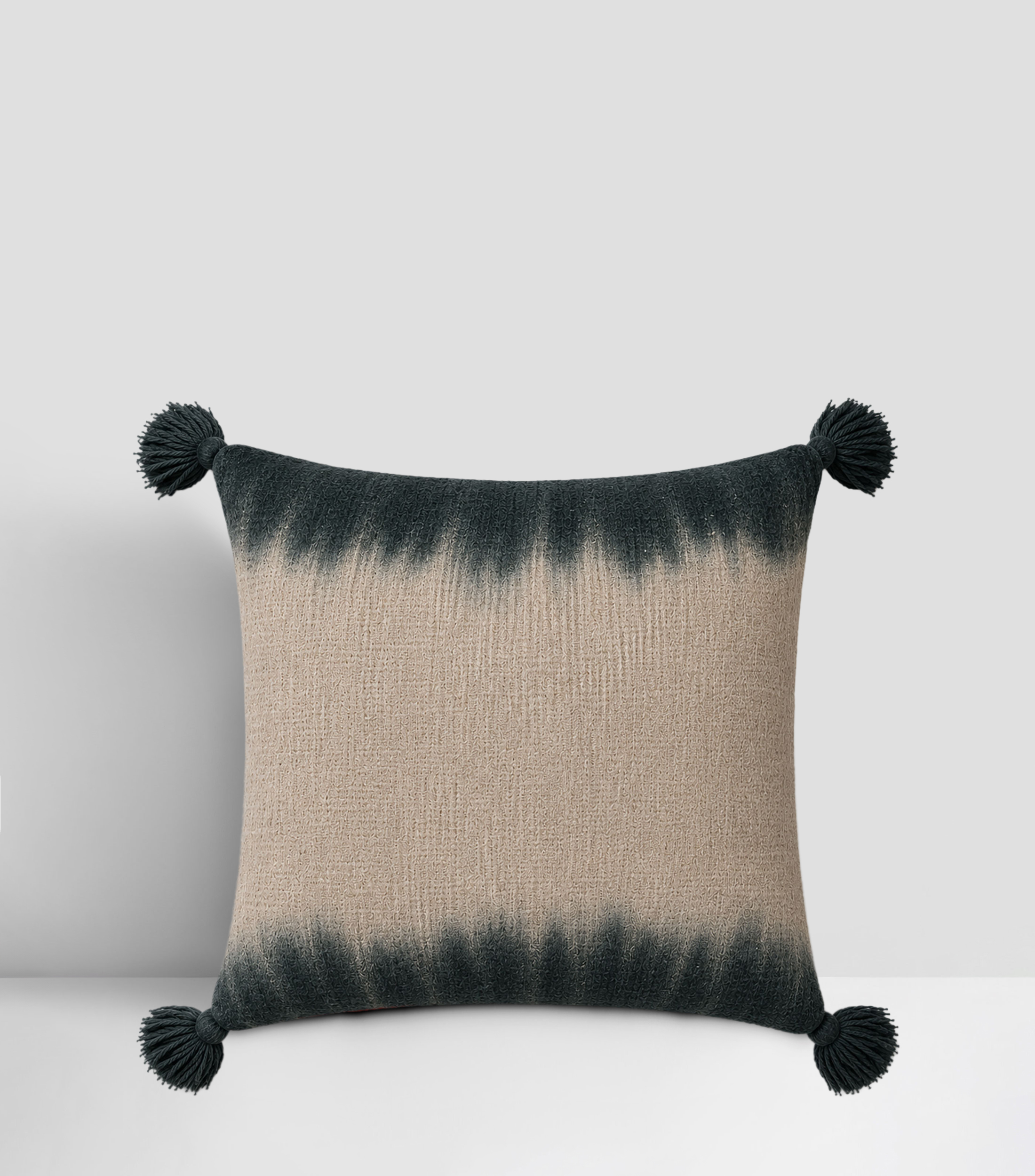Cojín decorativo con borlas