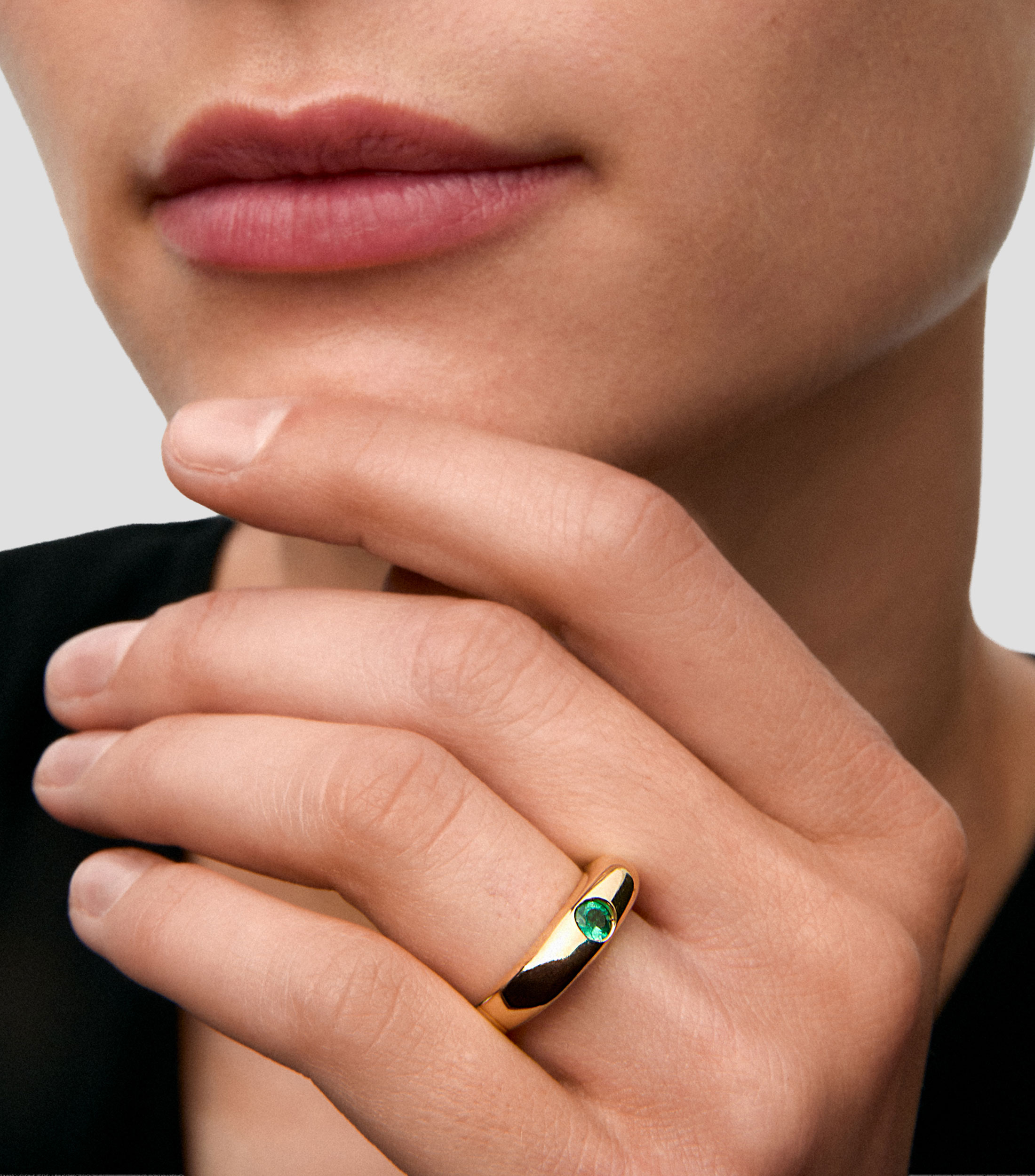 Anillo en oro amarillo de 18 kilates Suave con esmeralda Mujer