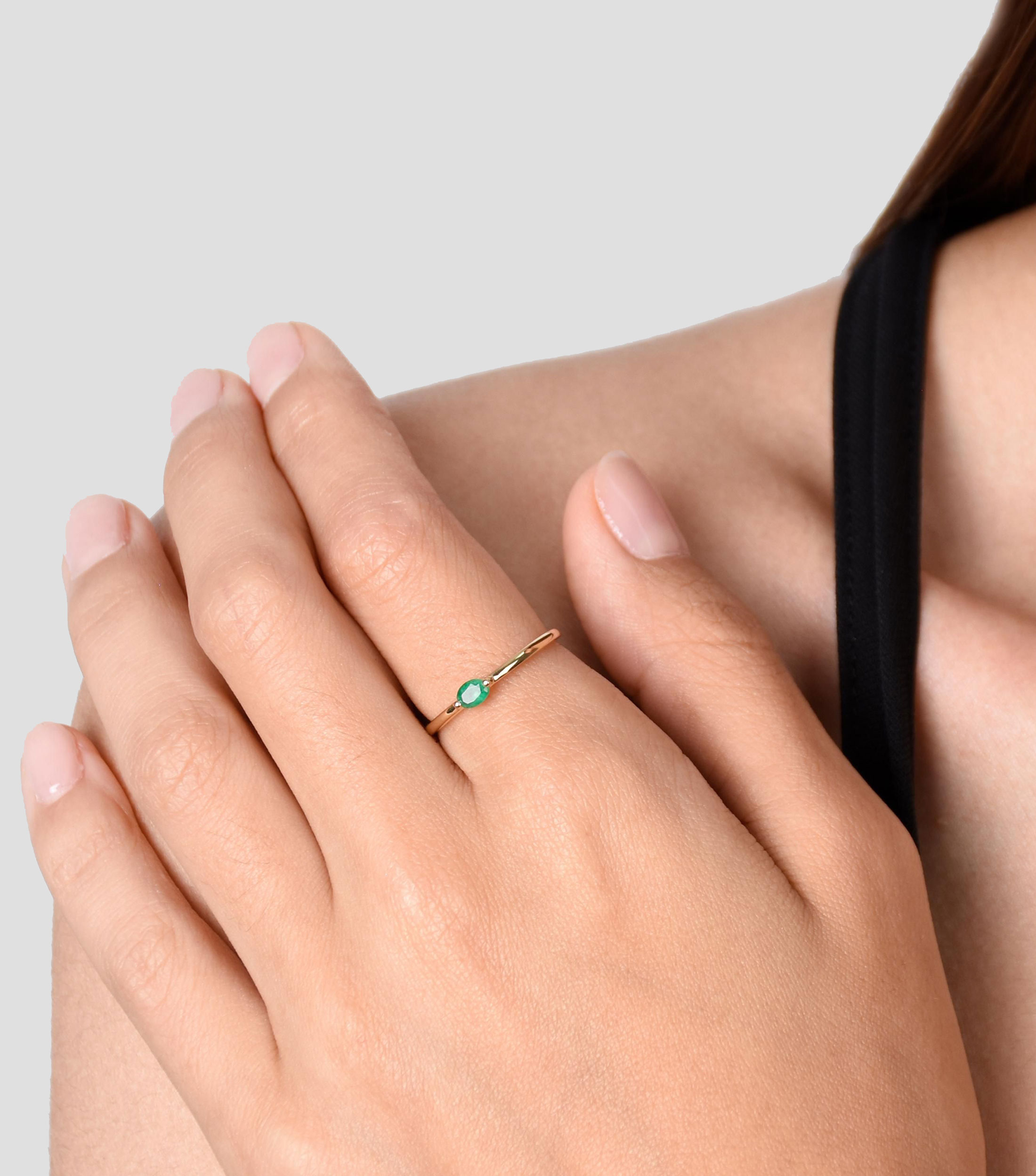 Anillo en Oro de 18 Kilates con Esmeralda Mujer