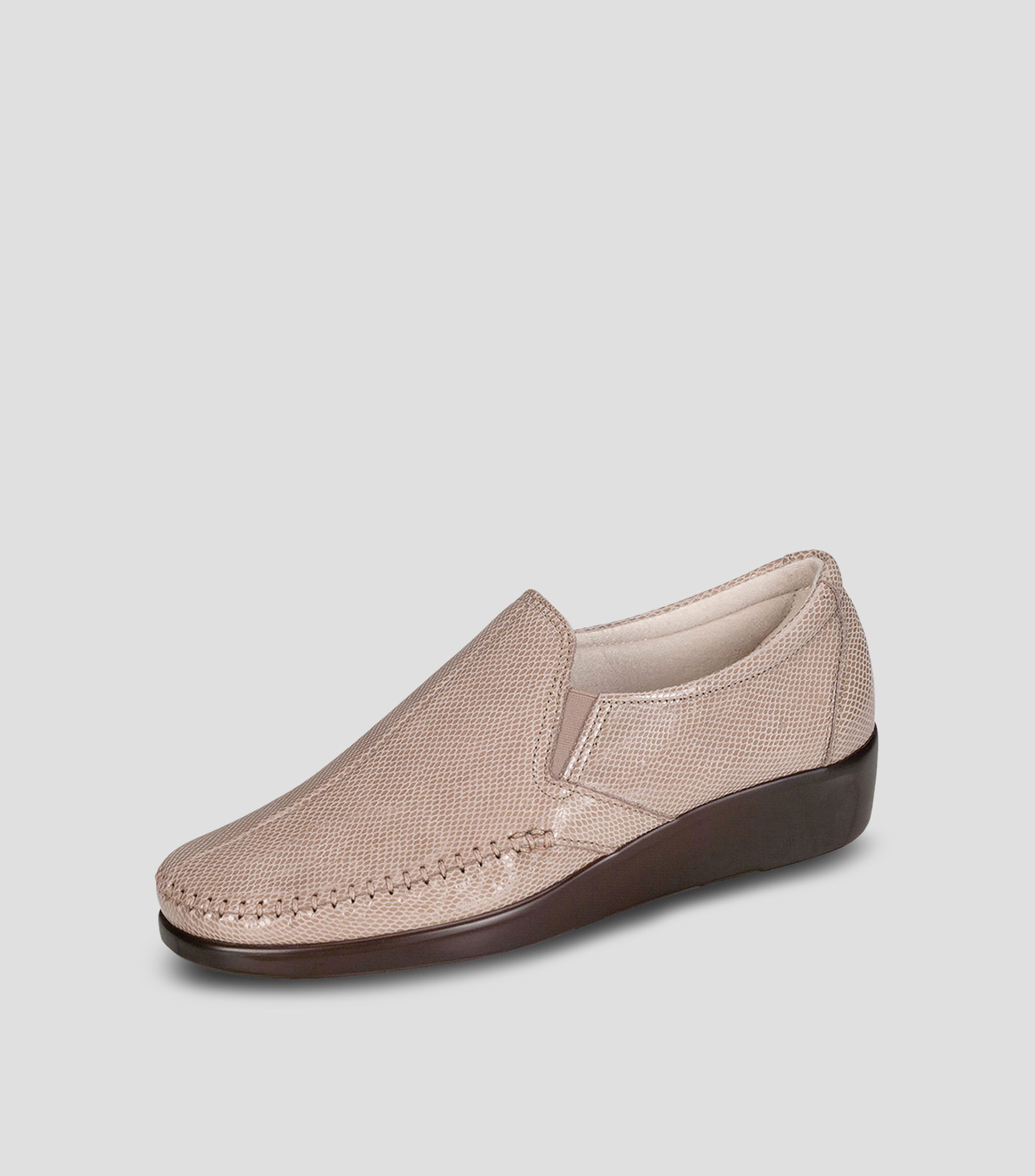 Zapato casual de horma amplia, máxima comodidad en piel genuina, terminado en charol Mujer