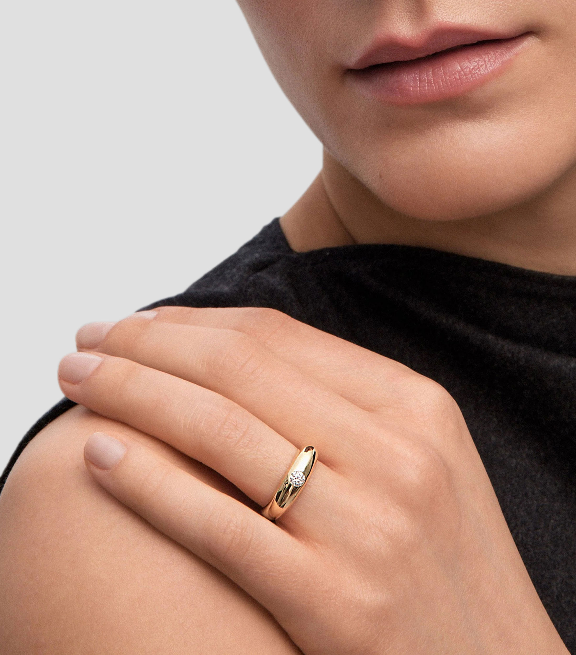 Anillo en oro amarillo de 18 kilates con zafiro Mujer