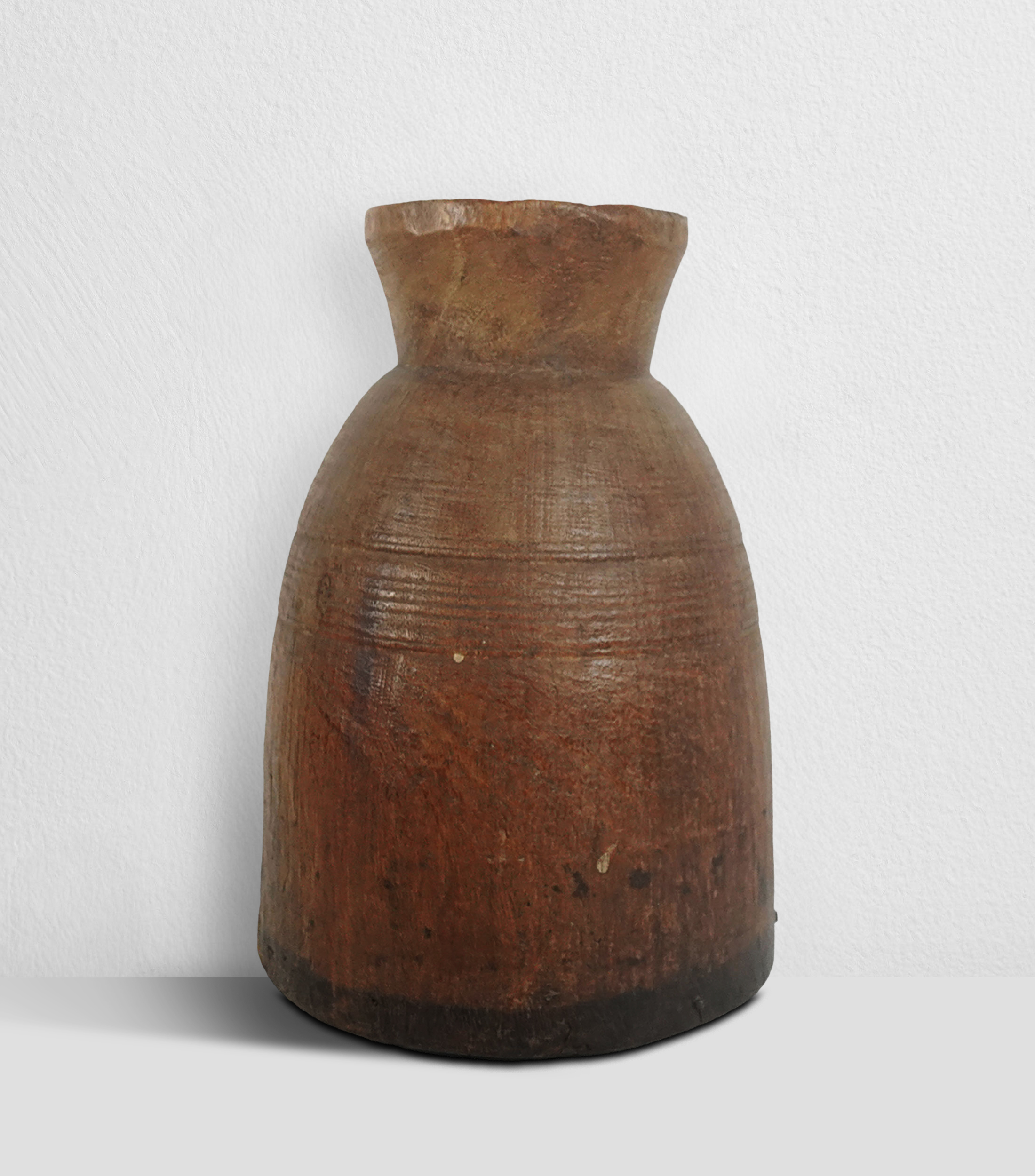 Recipiente decorativo en madera tallada