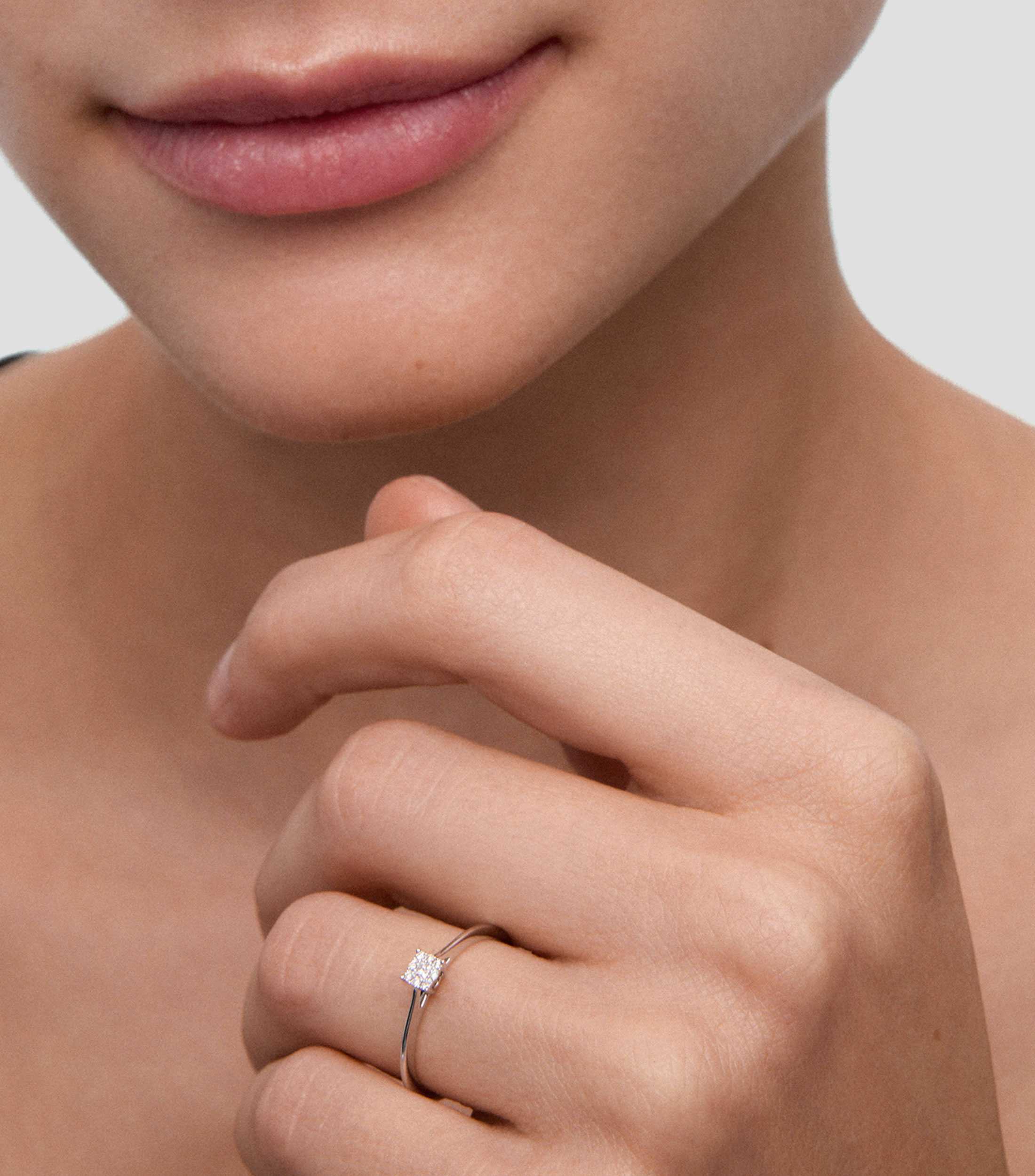 Anillo en Oro blanco de 18 Kilates con diamantes en pave Mujer