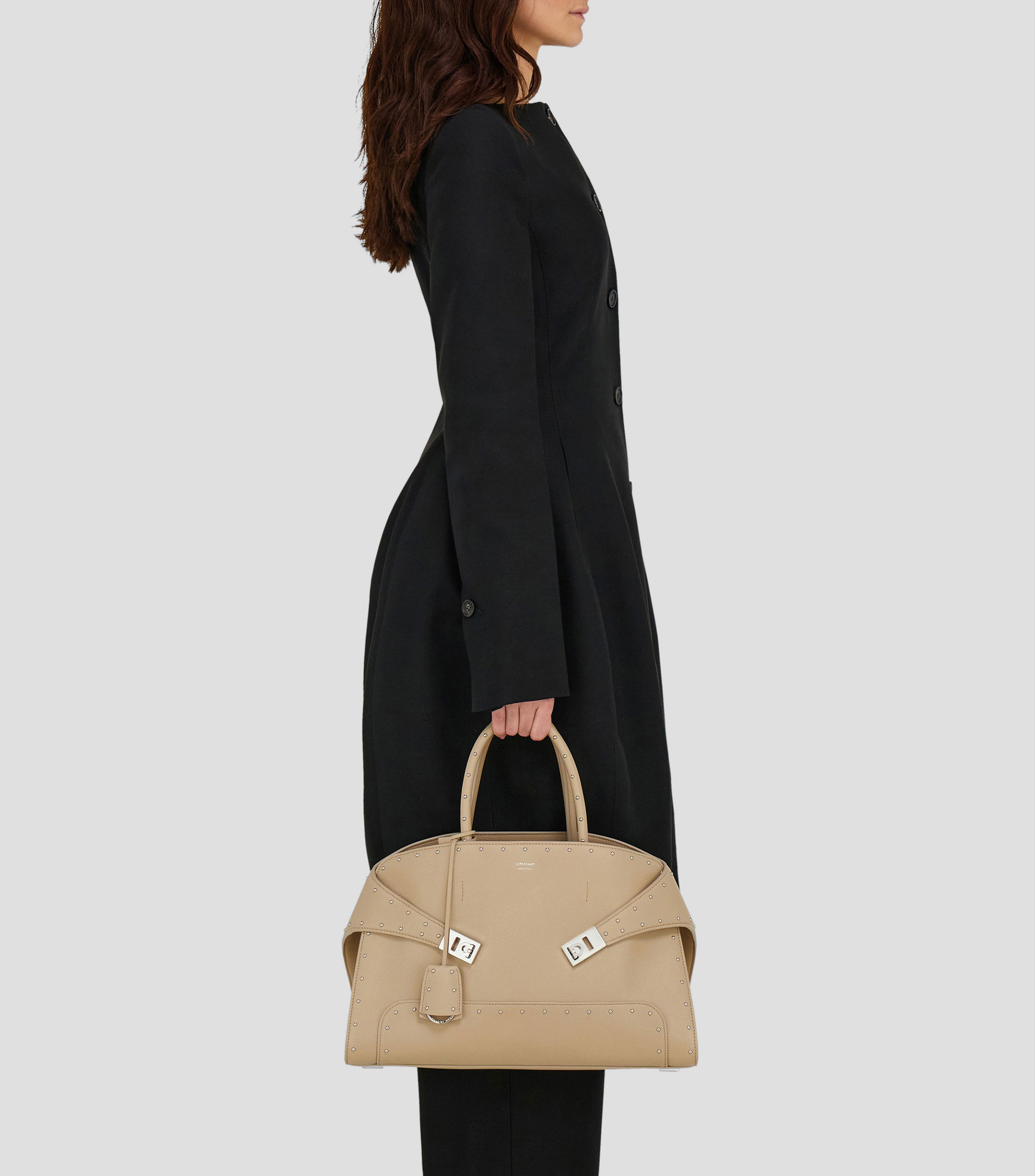 Bolsa de mano Hug con tachuelas