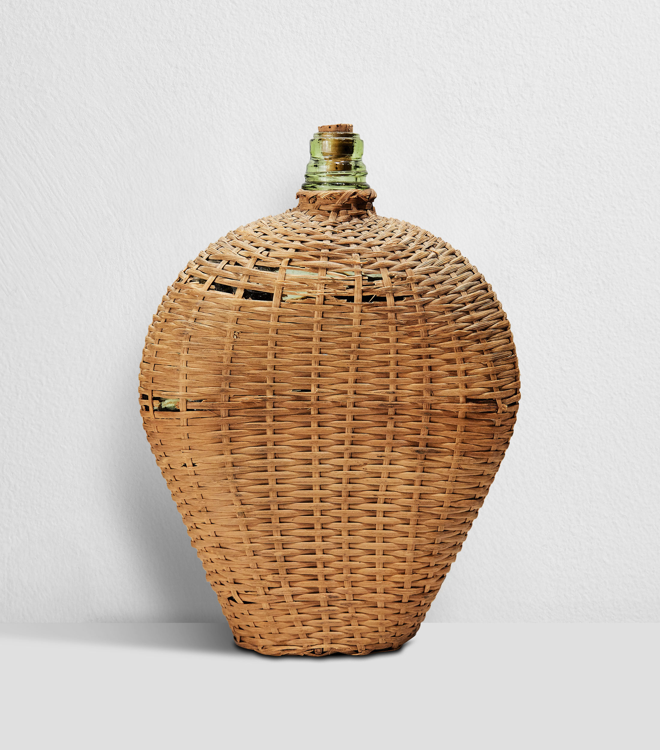 Botella decorativa en vidrio con mimbre