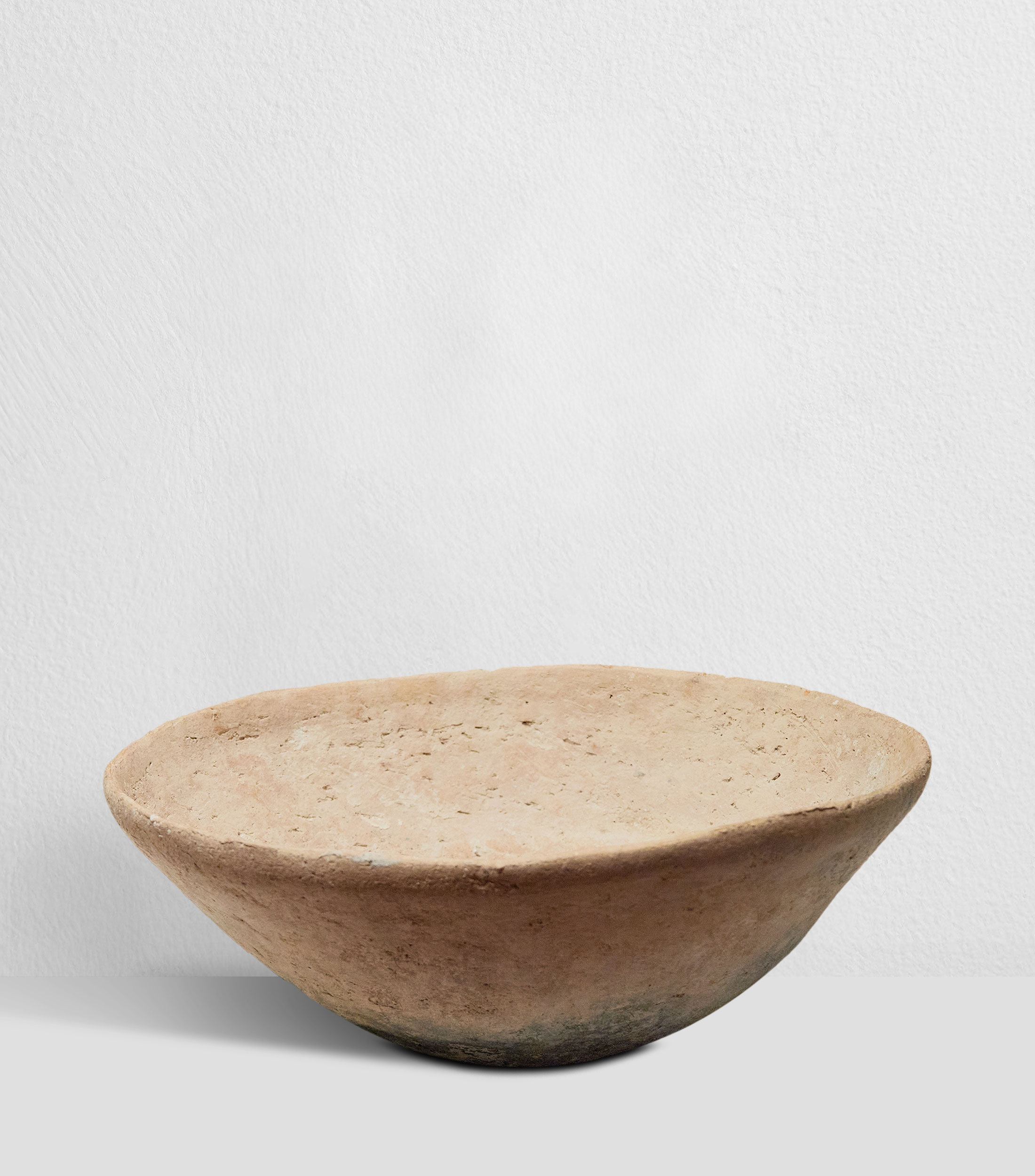 Platón de barro extendido decorativo