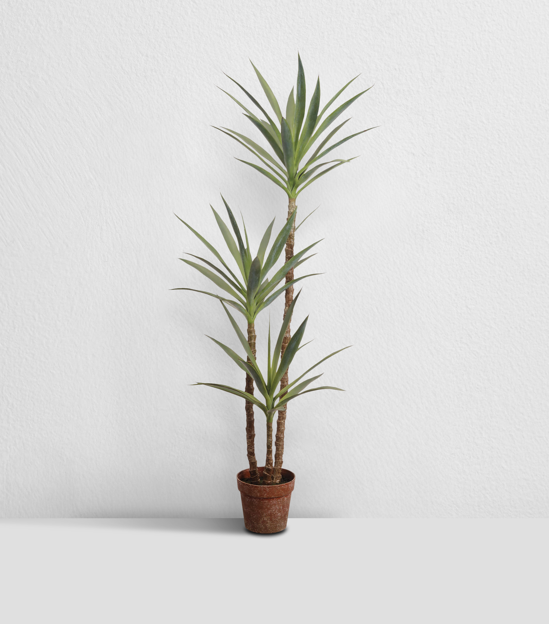 Árbol artificial de yuca en maceta