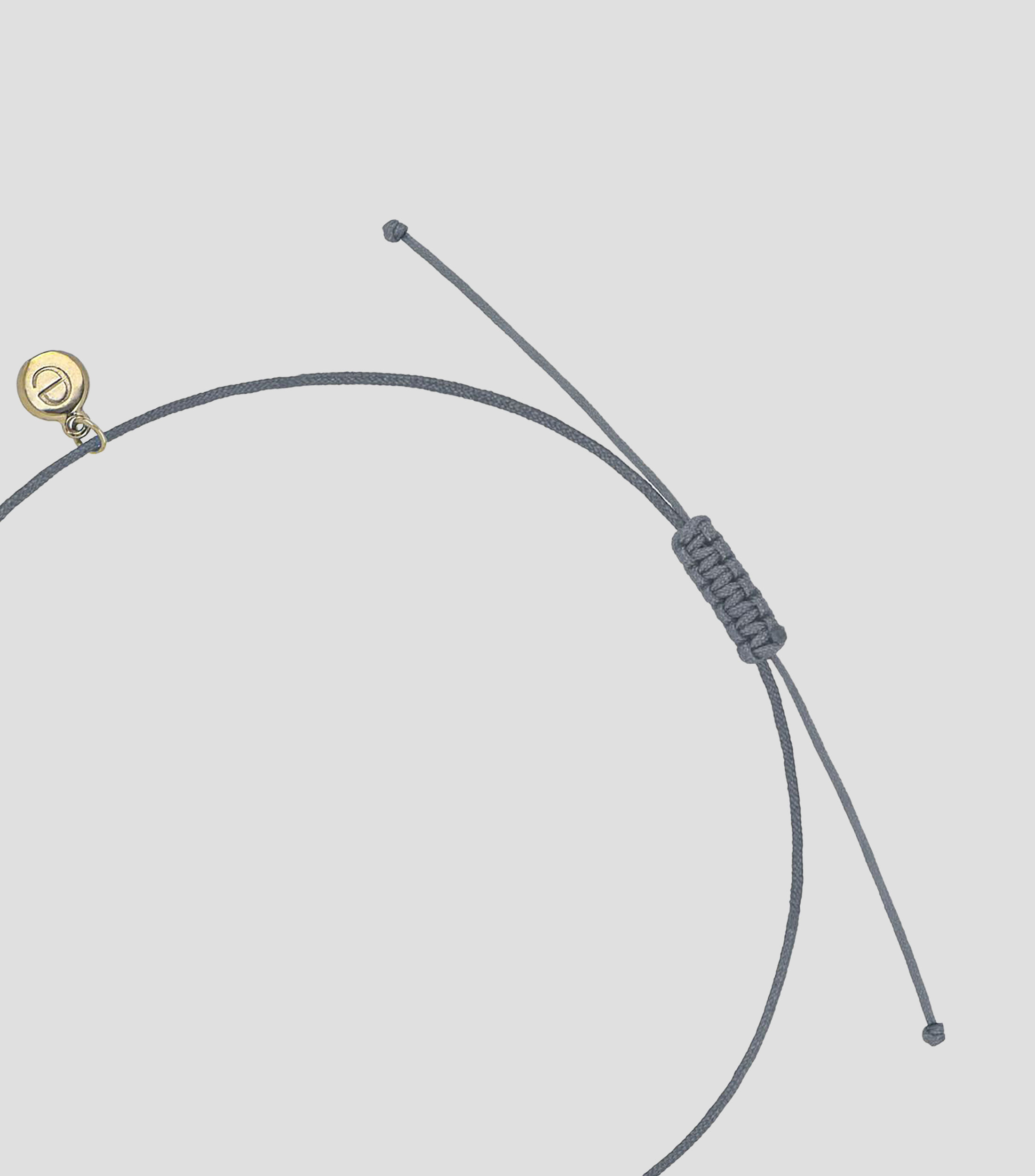 Pulsera gris con zafiro con dije en oro amarillo de 18 kilates Mujer