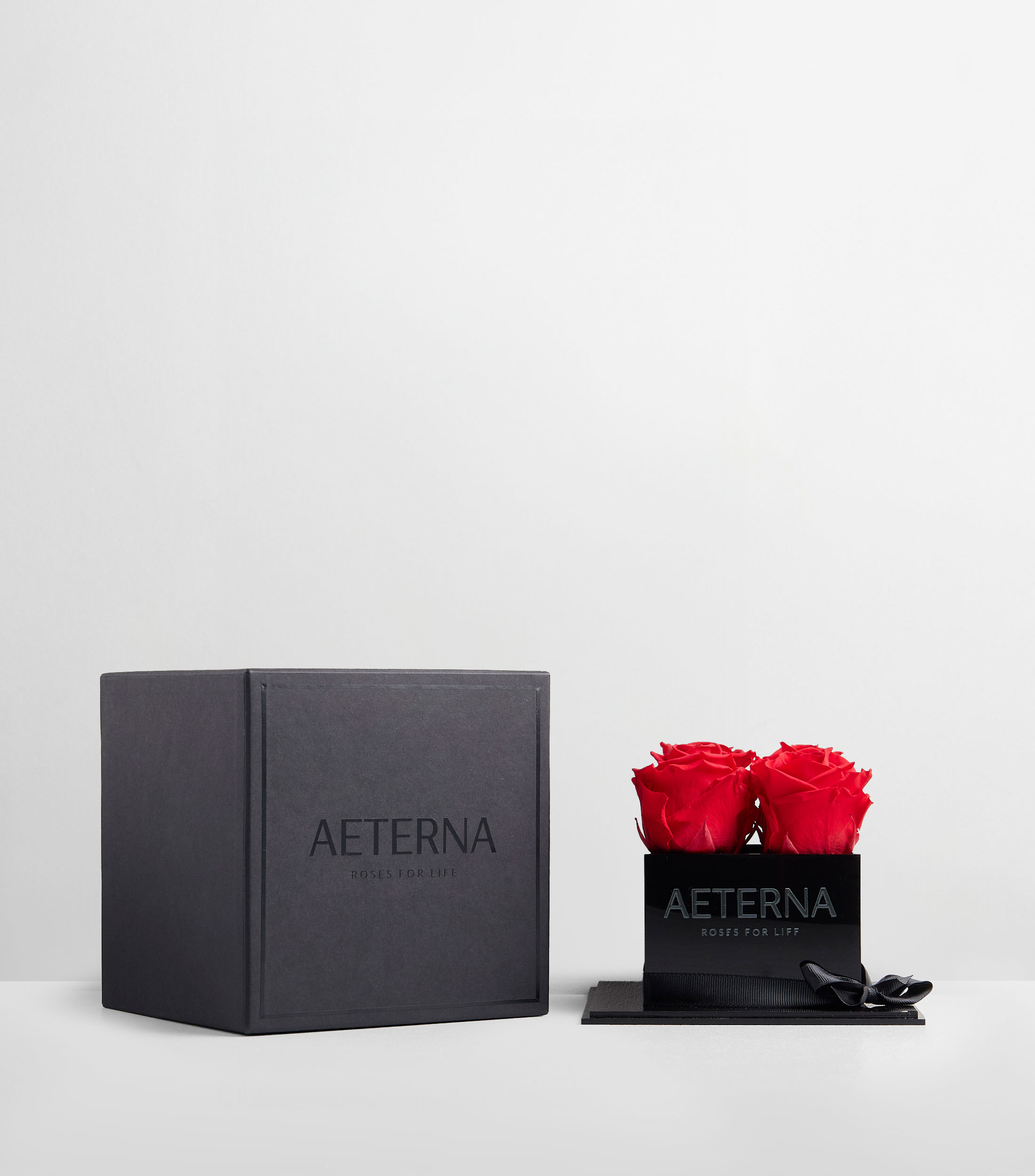 Caja decorativa chica con 4 rosas naturales en acrílico y madera