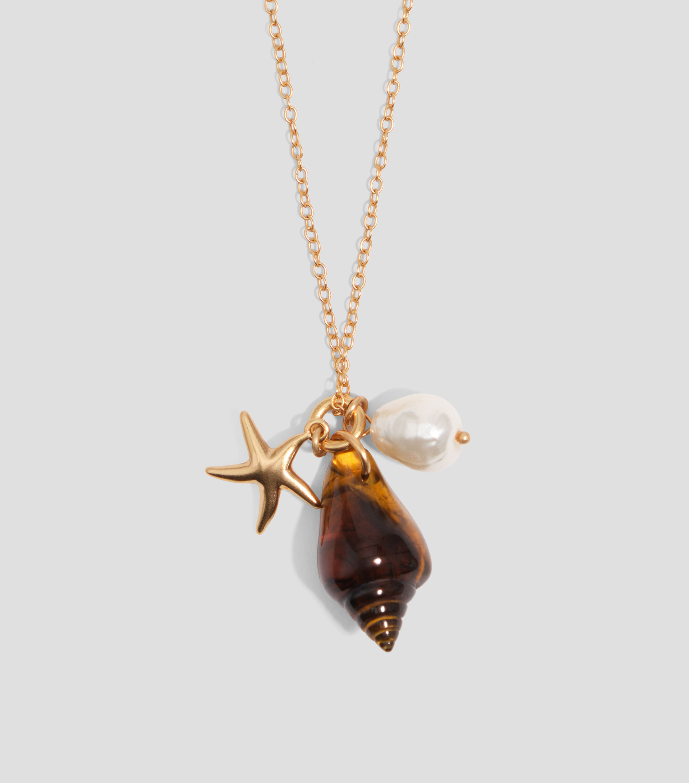Collar con estrella, caracol y perla con dorado envejecido Mujer