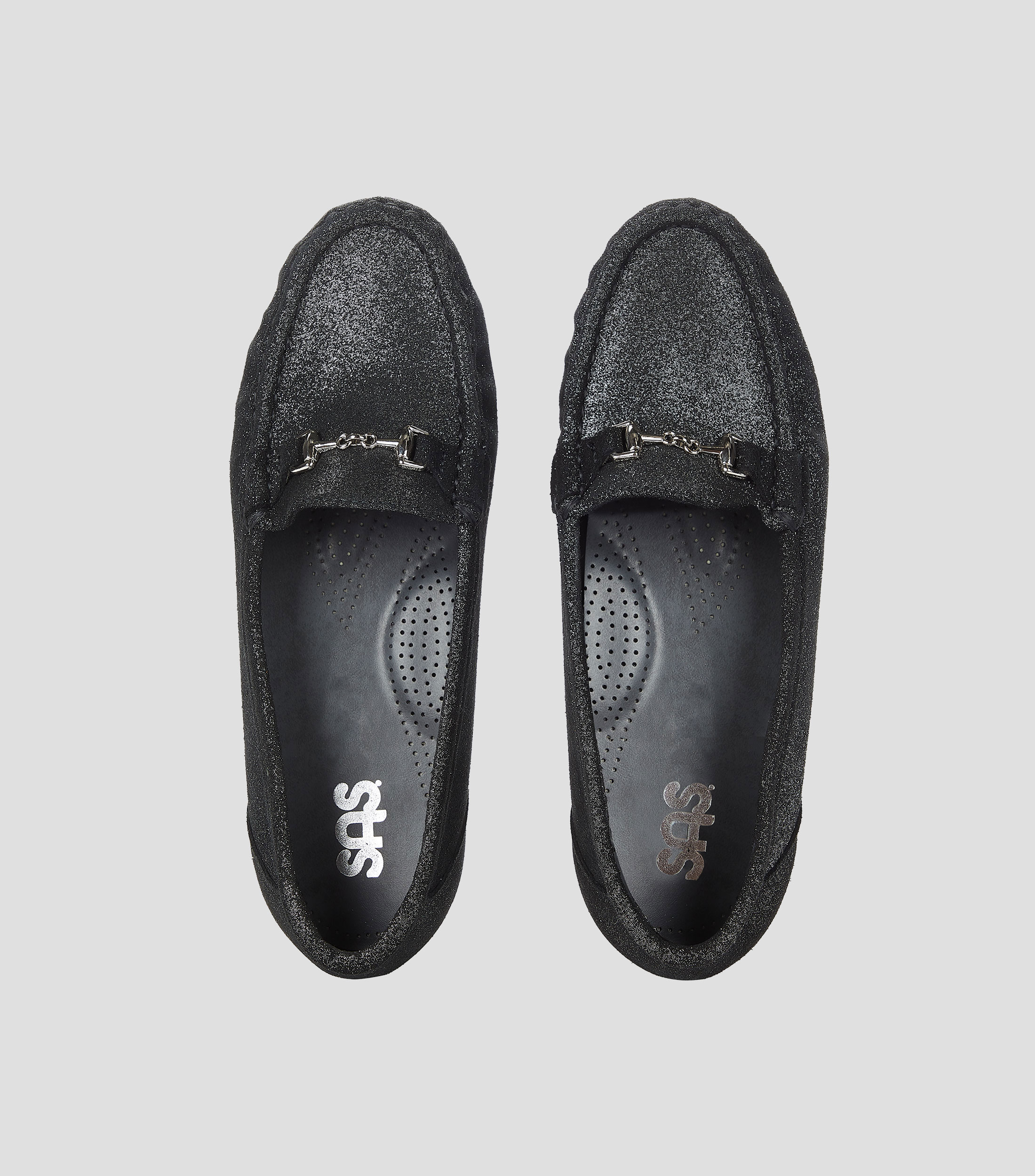 Mocasín Horma amplia, terminado negro con brillos y detalle de hebilla metálica Mujer