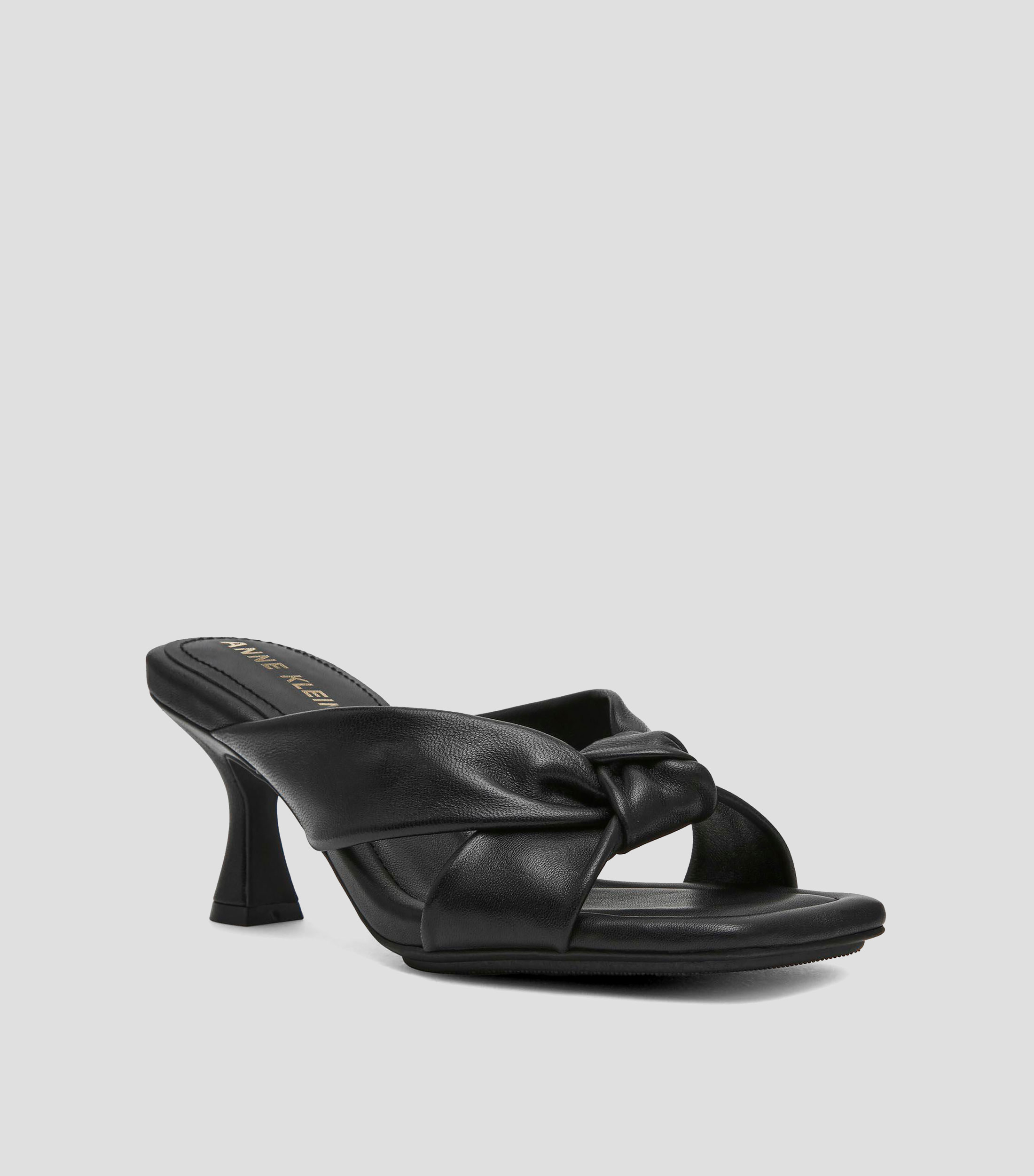 Sandalias con tacón bajo de aguja Mujer