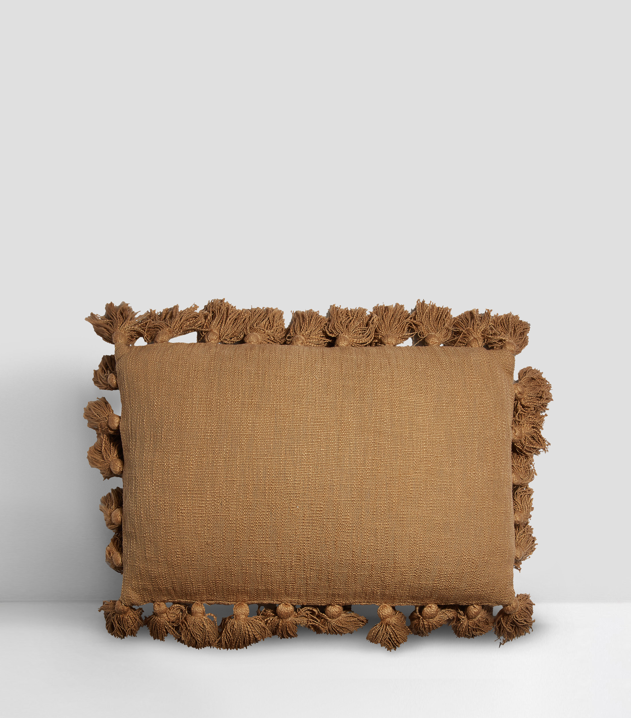 Cojín riñonera con pompones