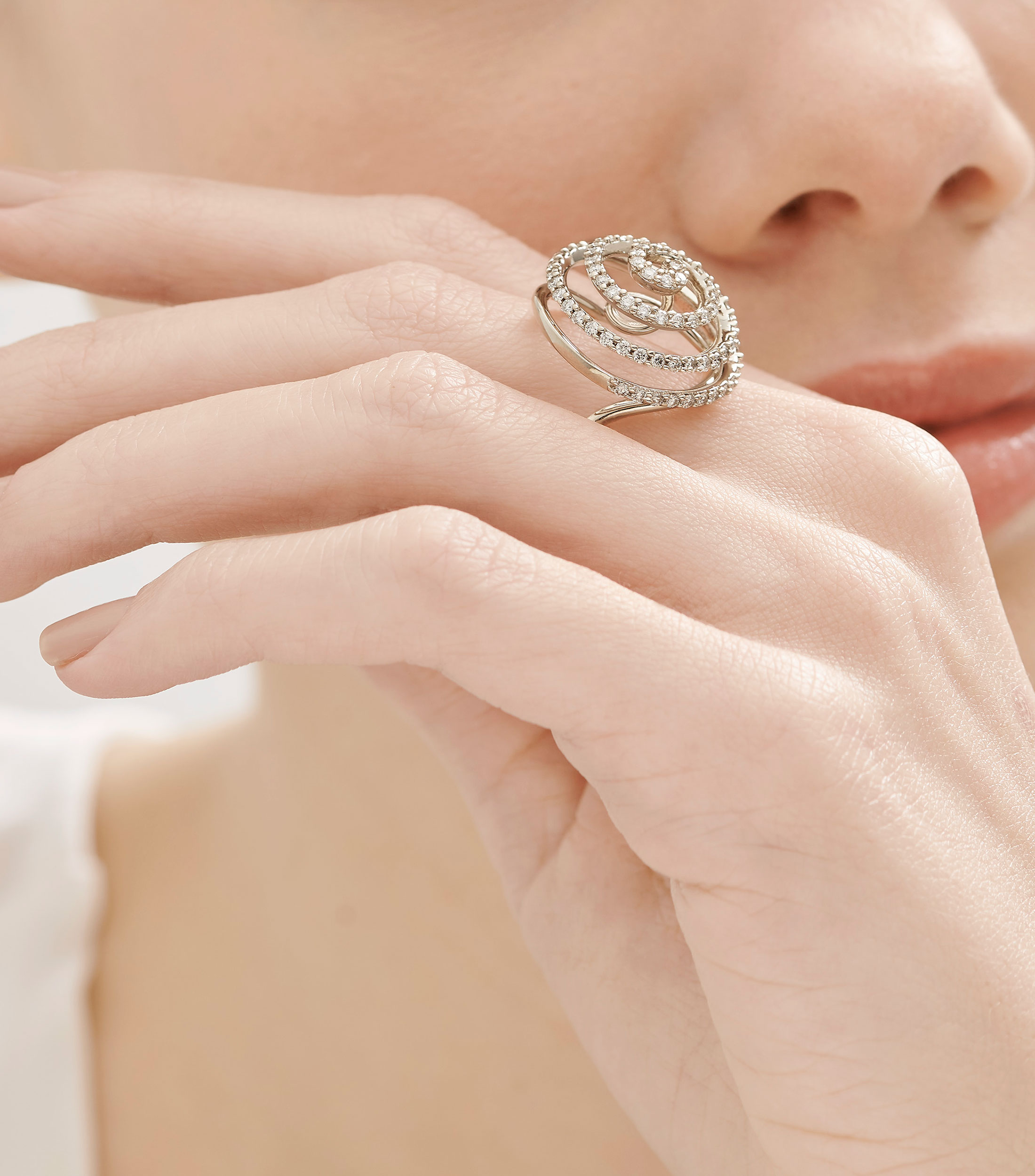 Anillo en oro noble de 18 kilates con diamantes Infinito Singular Mujer
