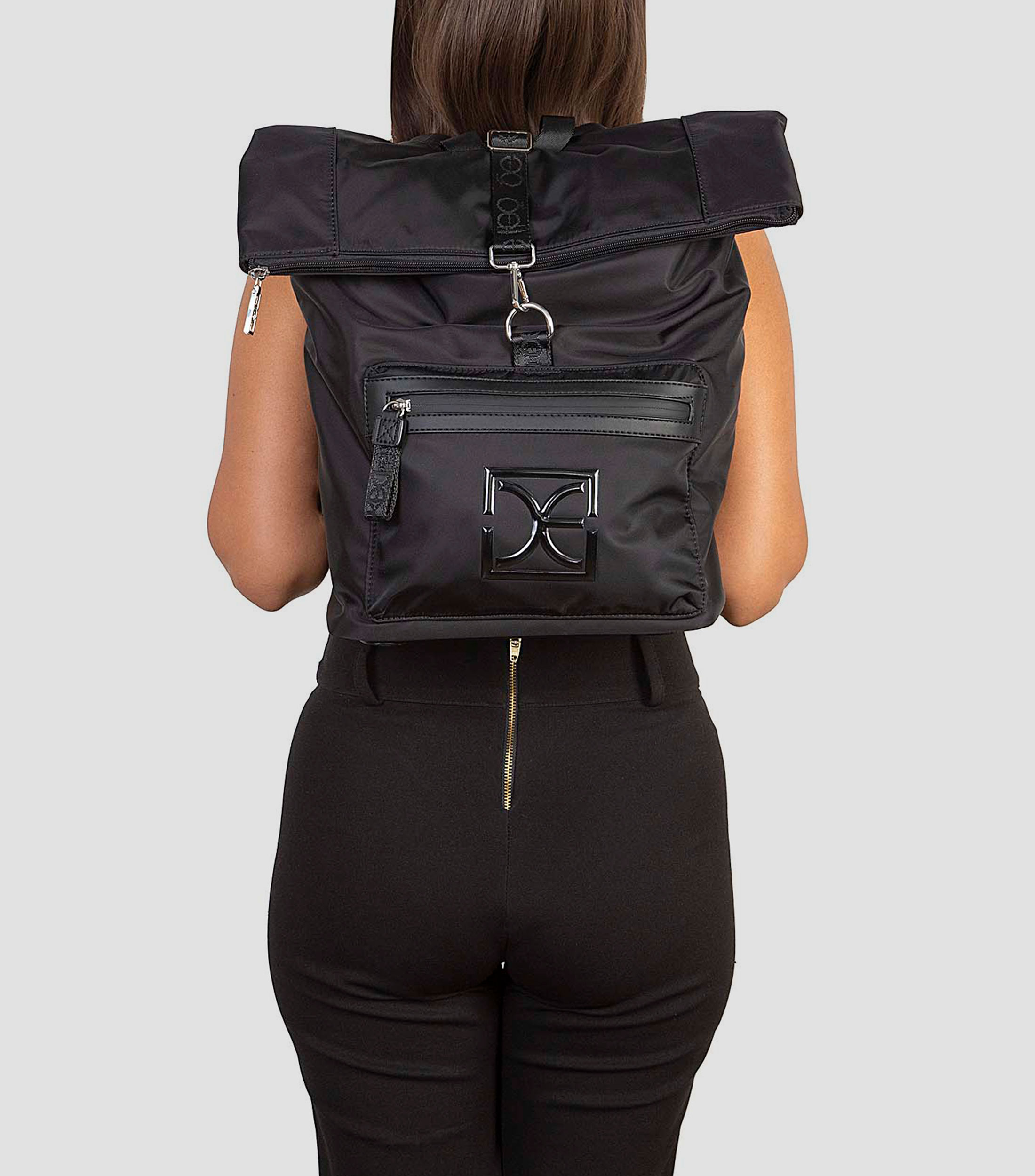 Pañalera backpack con logo