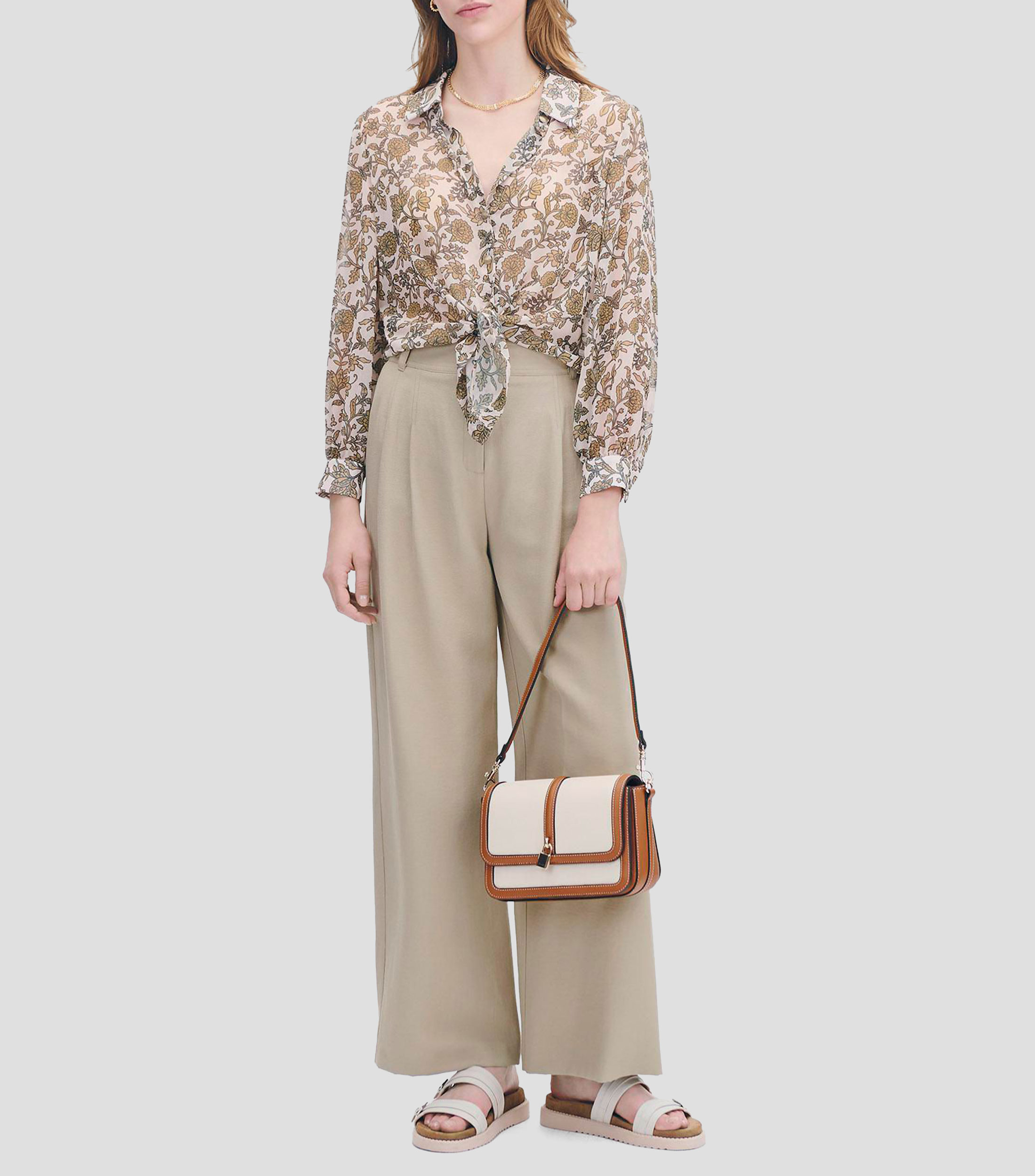 Blusa Camisera de Chifón Estampado Floral con Amarre en Ruedo Mujer