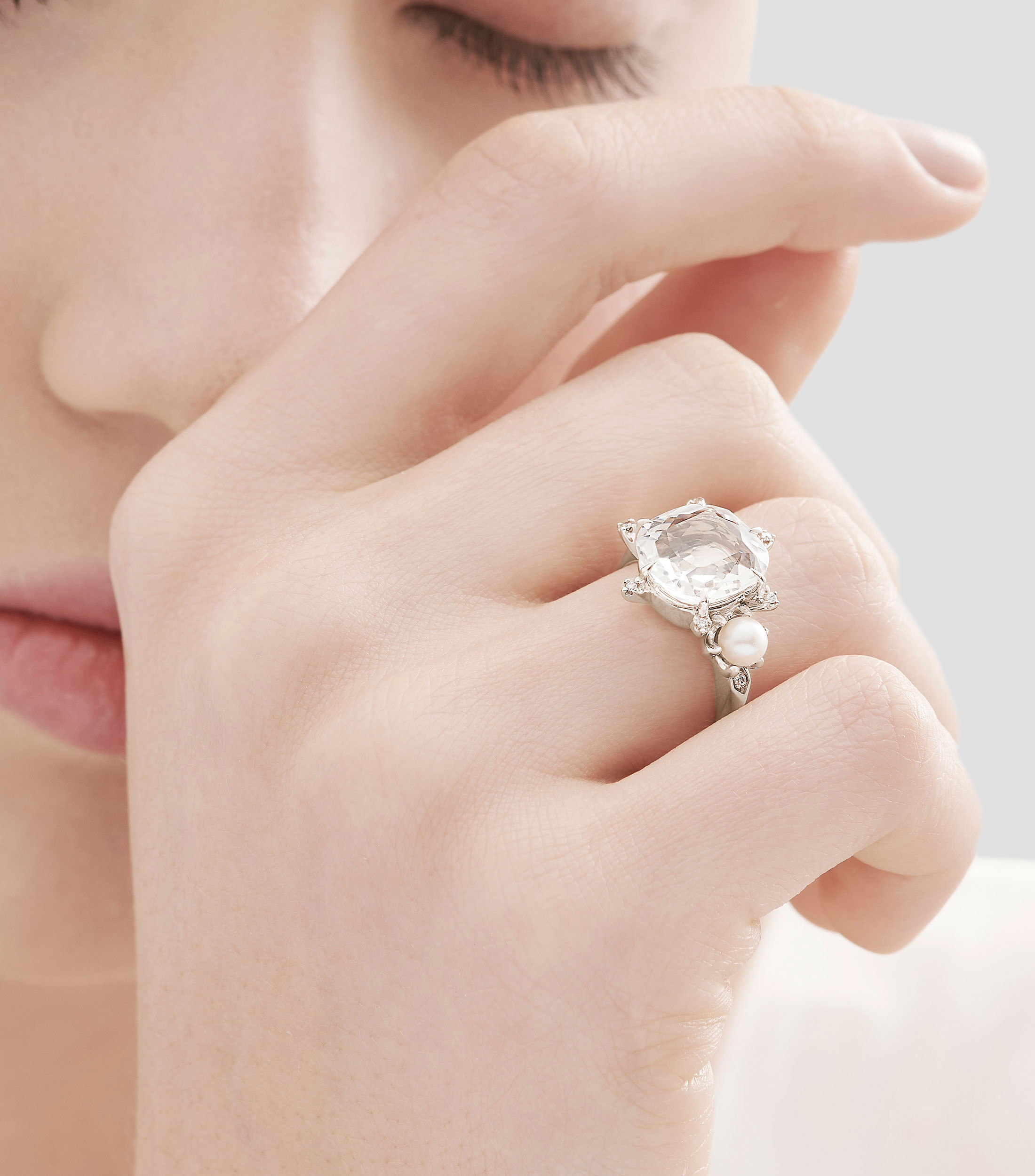 Anillo en oro blanco de 18 kilates Gravity Constellation Mujer