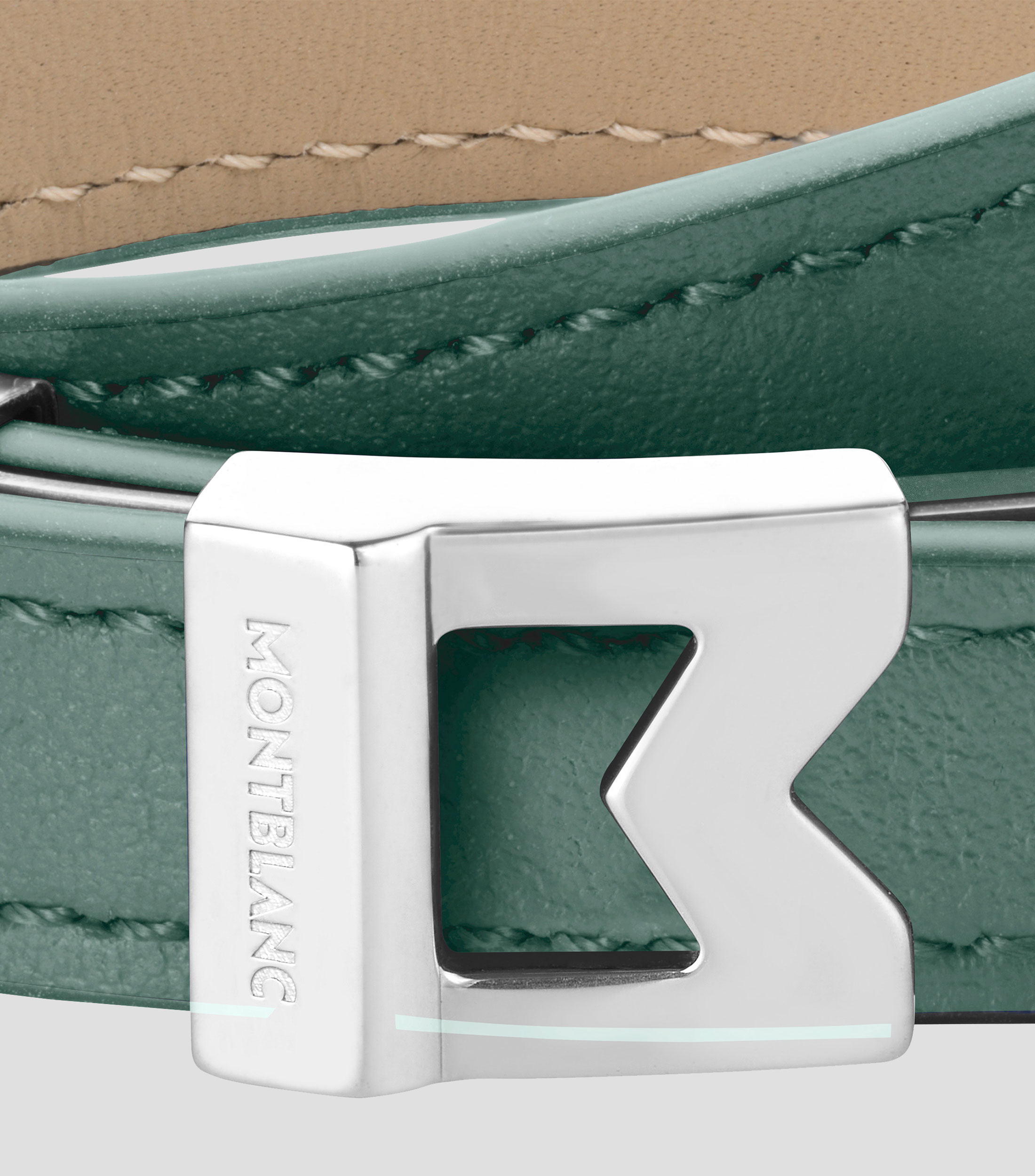 Pulsera con el logotipo M en piel color peltre. Talla ajustable. Unisex