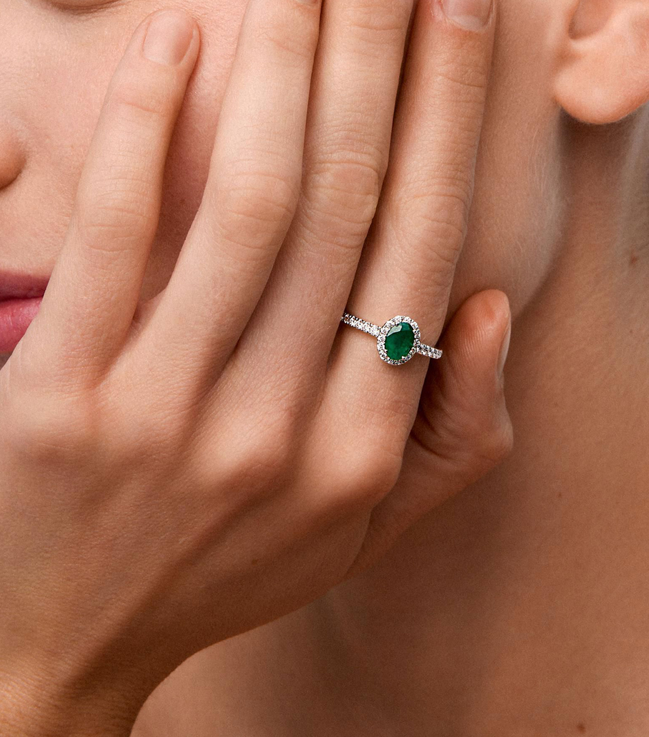 Anillo en oro blanco de 18 kilates con esmeralda Mujer
