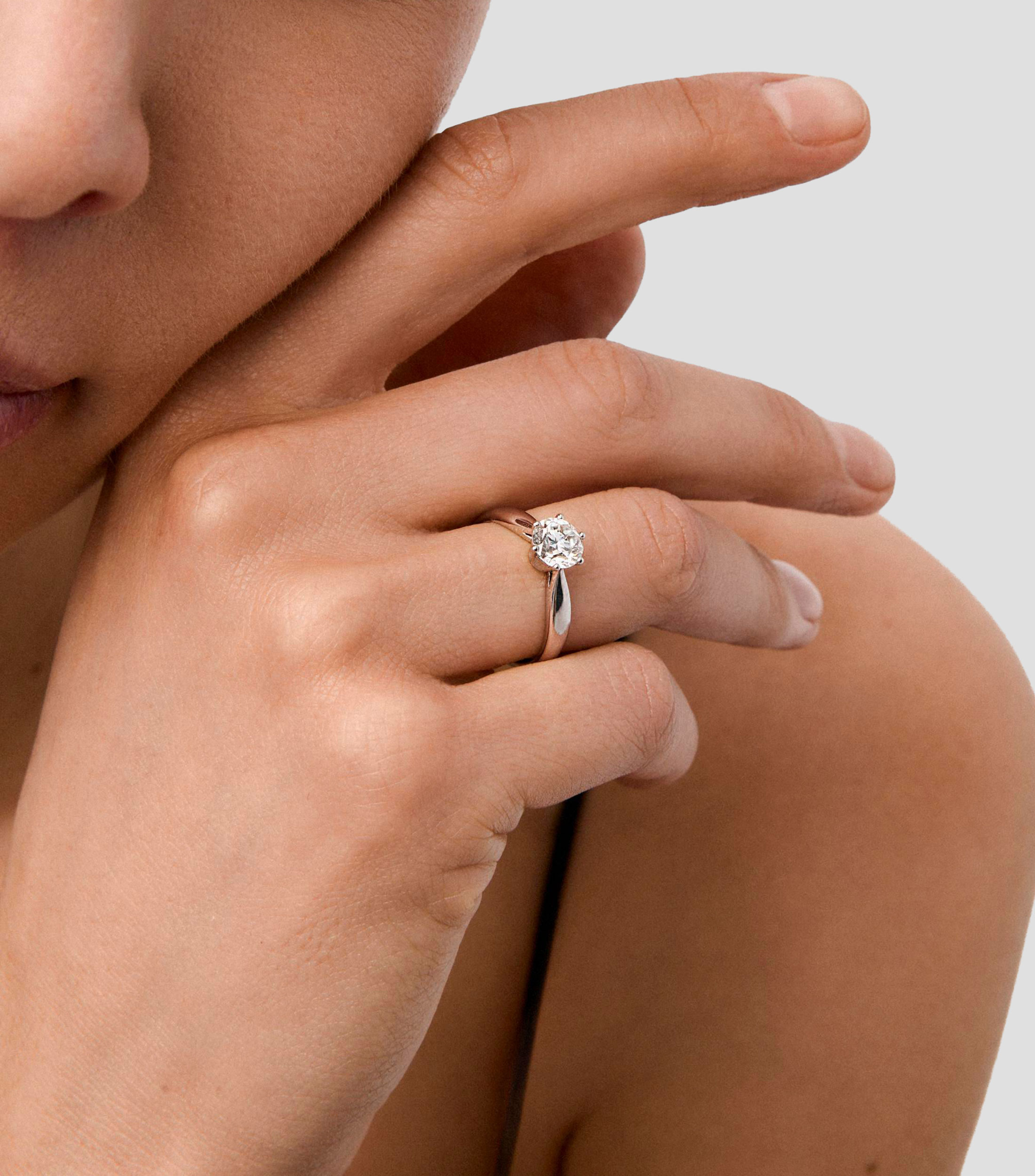 Anillo solitario en Oro blanco de 18 Kilates con diamante Mujer