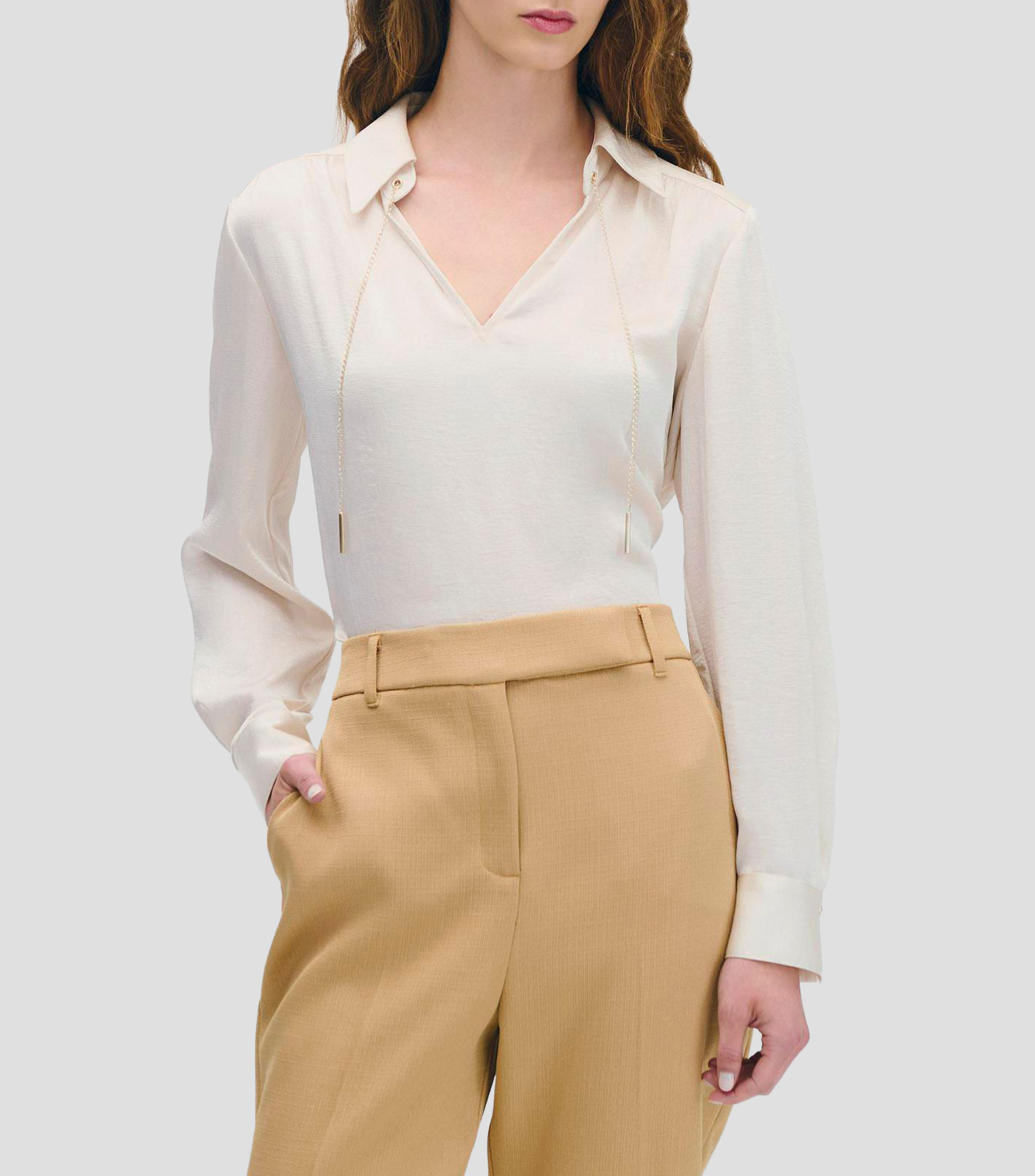 Blusa de satín corrugado champagne cuello camisero y jaretas metálicas Mujer