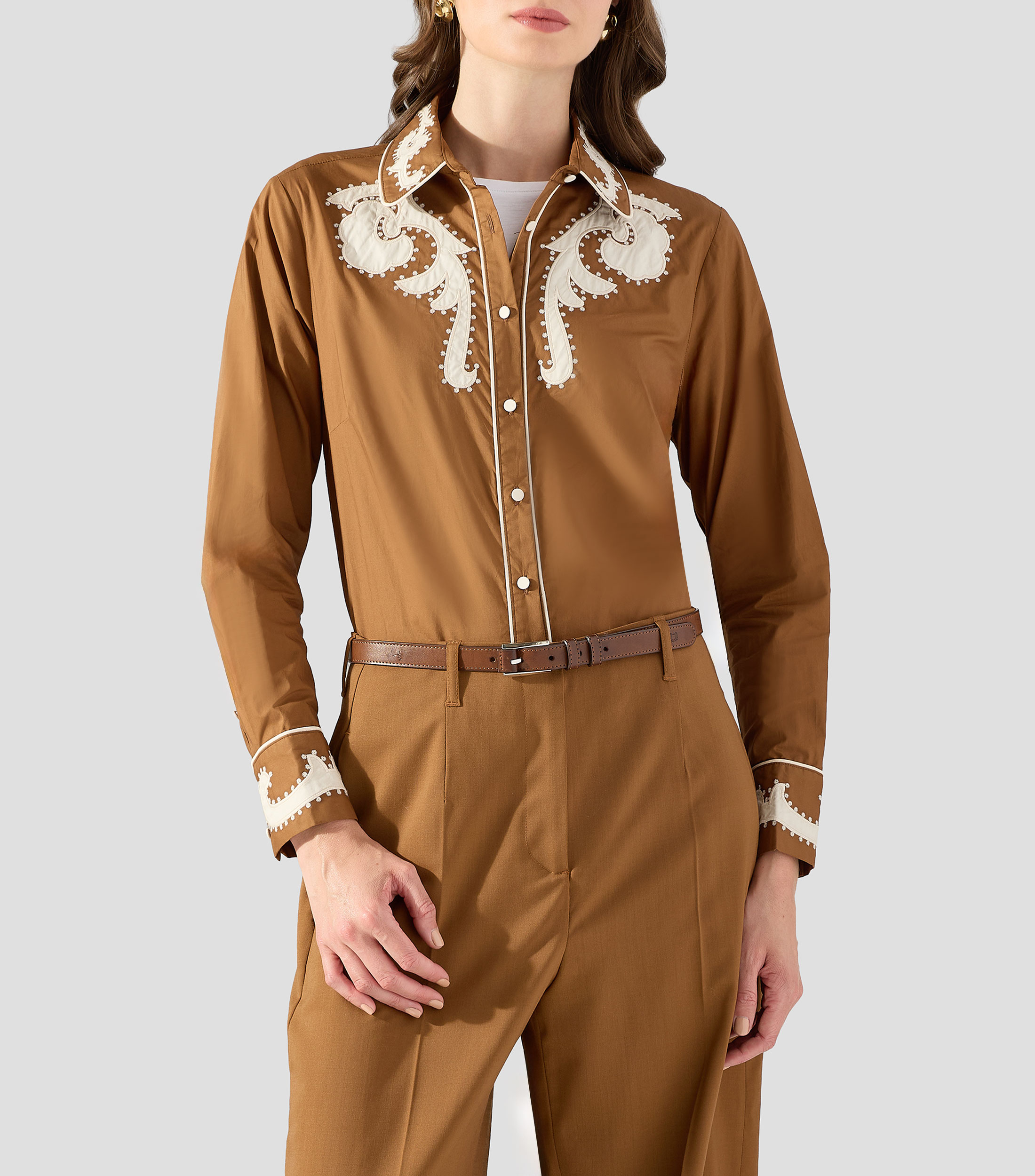 Camisa lisa con detalle decorativo manga larga Mujer
