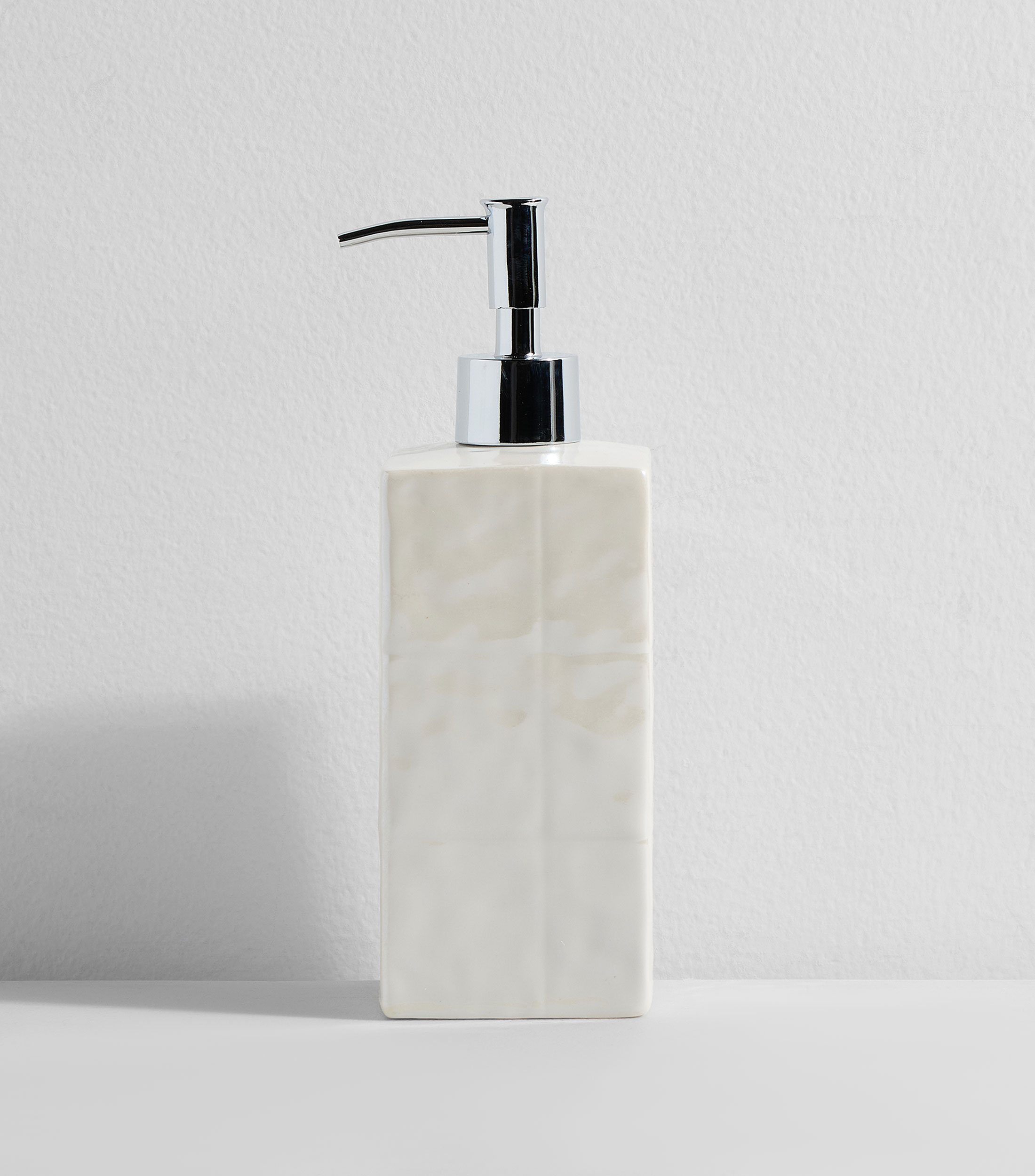 Dispensador de jabón Perla en porcelana