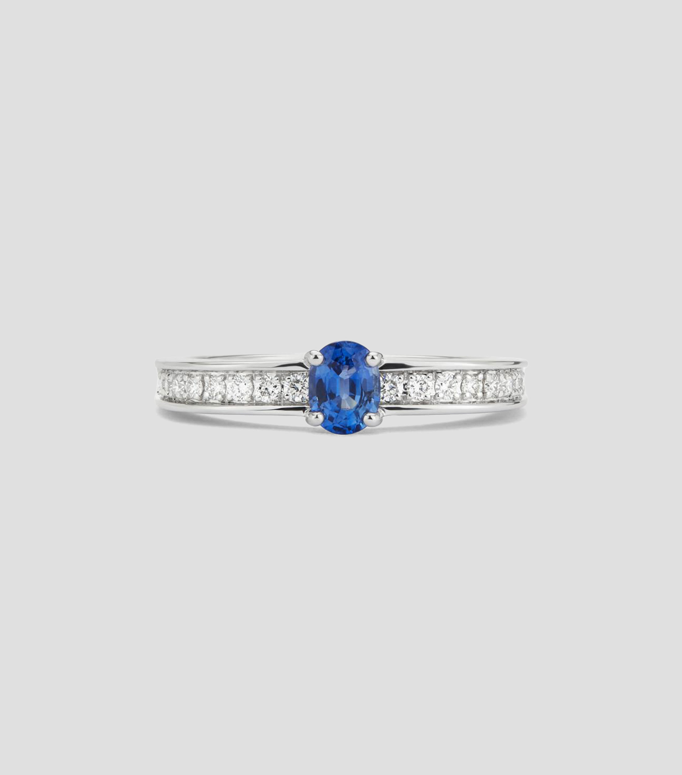 Anillo en Oro blanco de 18 Kilates con zafiro azul en talla oval y 22 diamantes en talla brillante Mujer