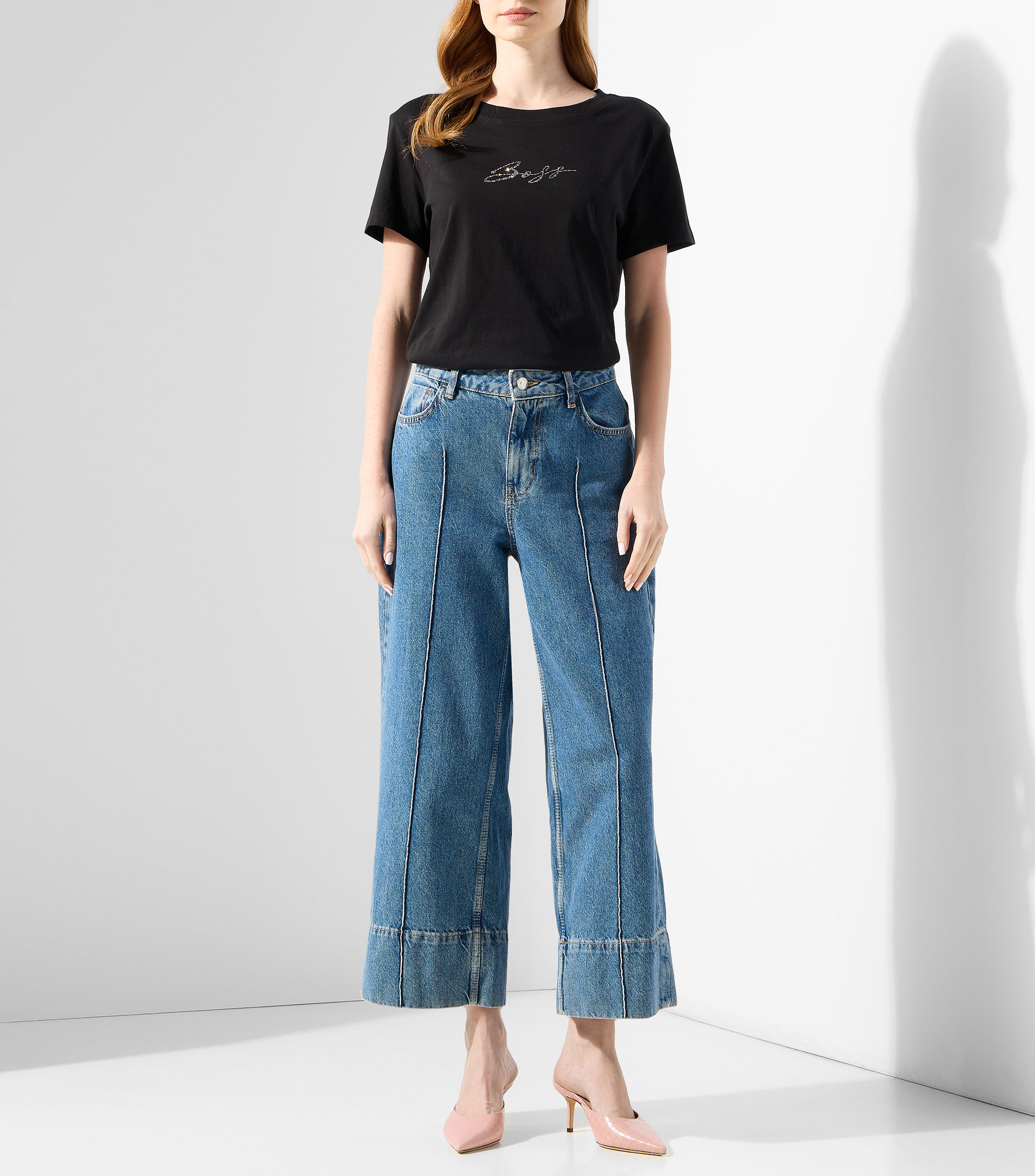 Playera cuello redondo manga corta con pedrería Mujer