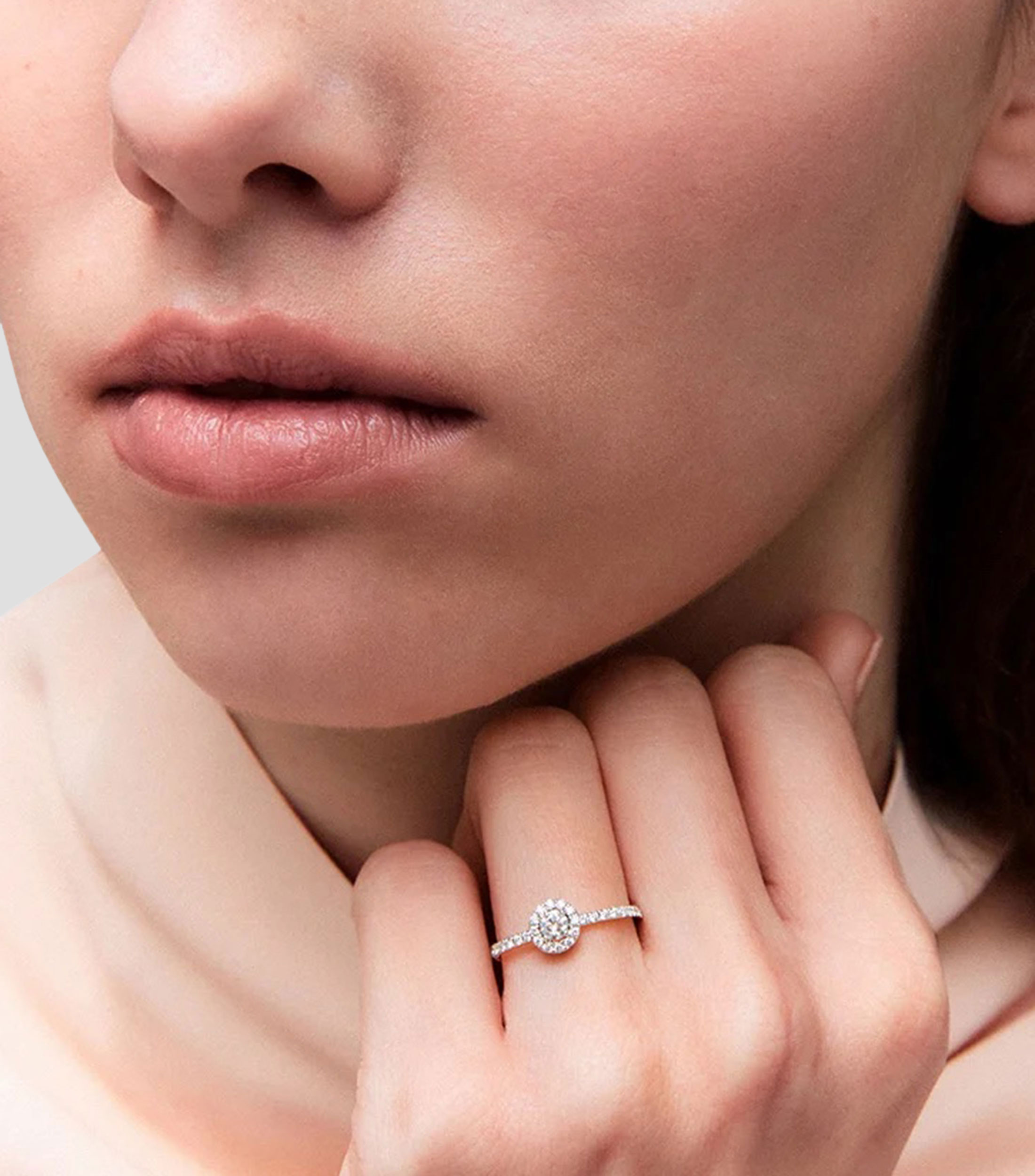 Anillo de compromiso en Oro blanco de 18 kilates con incrustación central de diamantes Mujer
