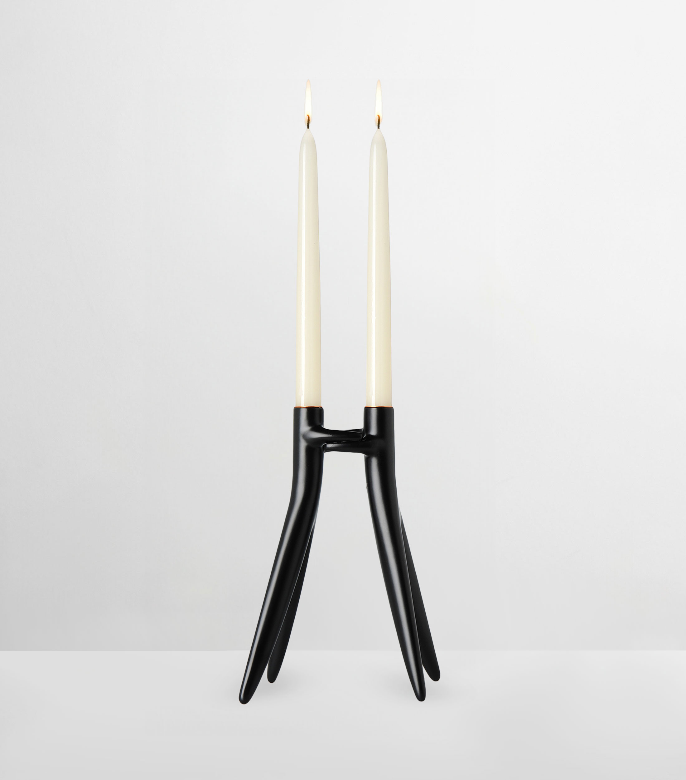 Candelabro Abbracciaio negro en aluminio