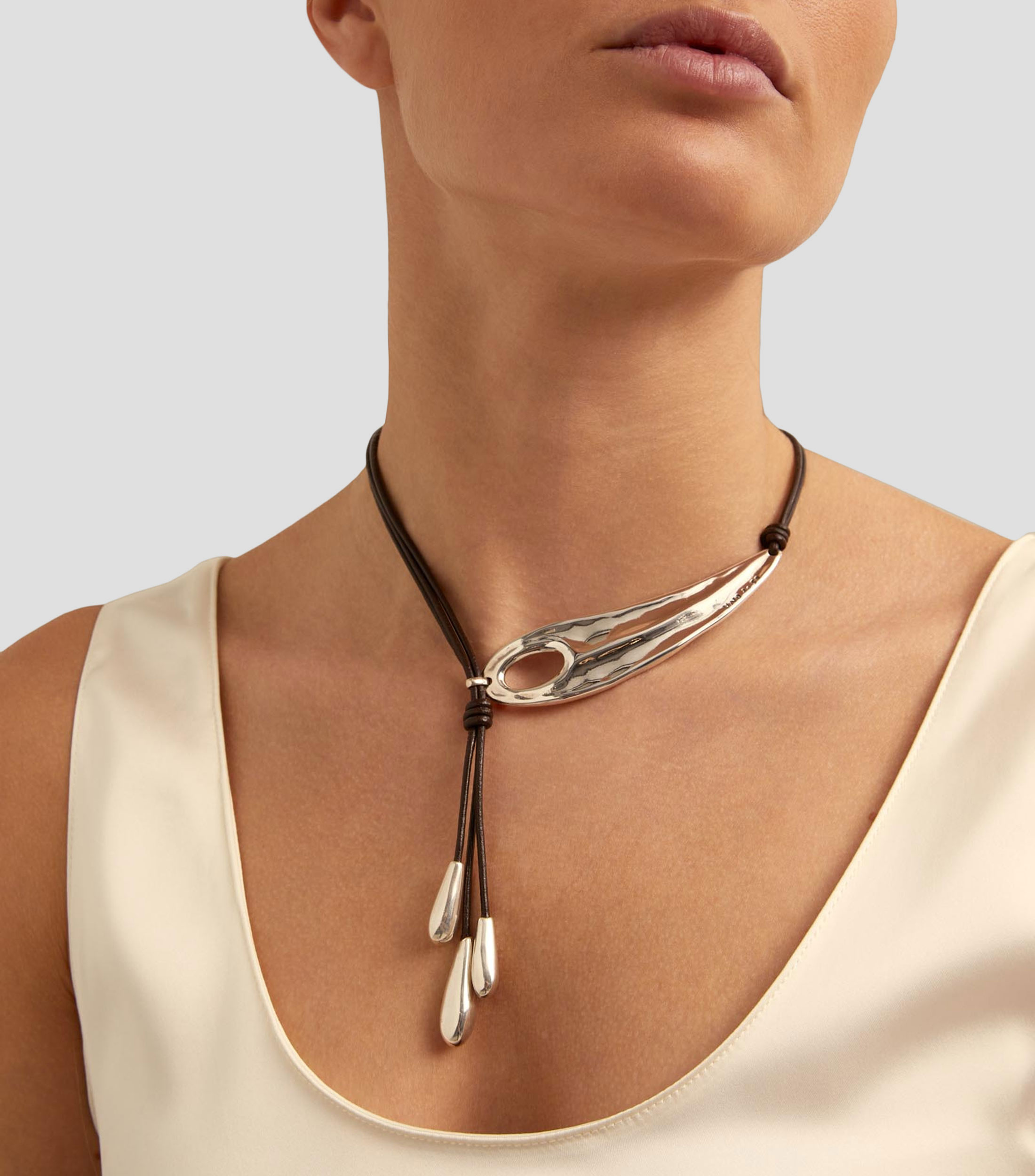 Collar corto en piel cafe oscuro con ala Big-Leaf Radiant Mujer