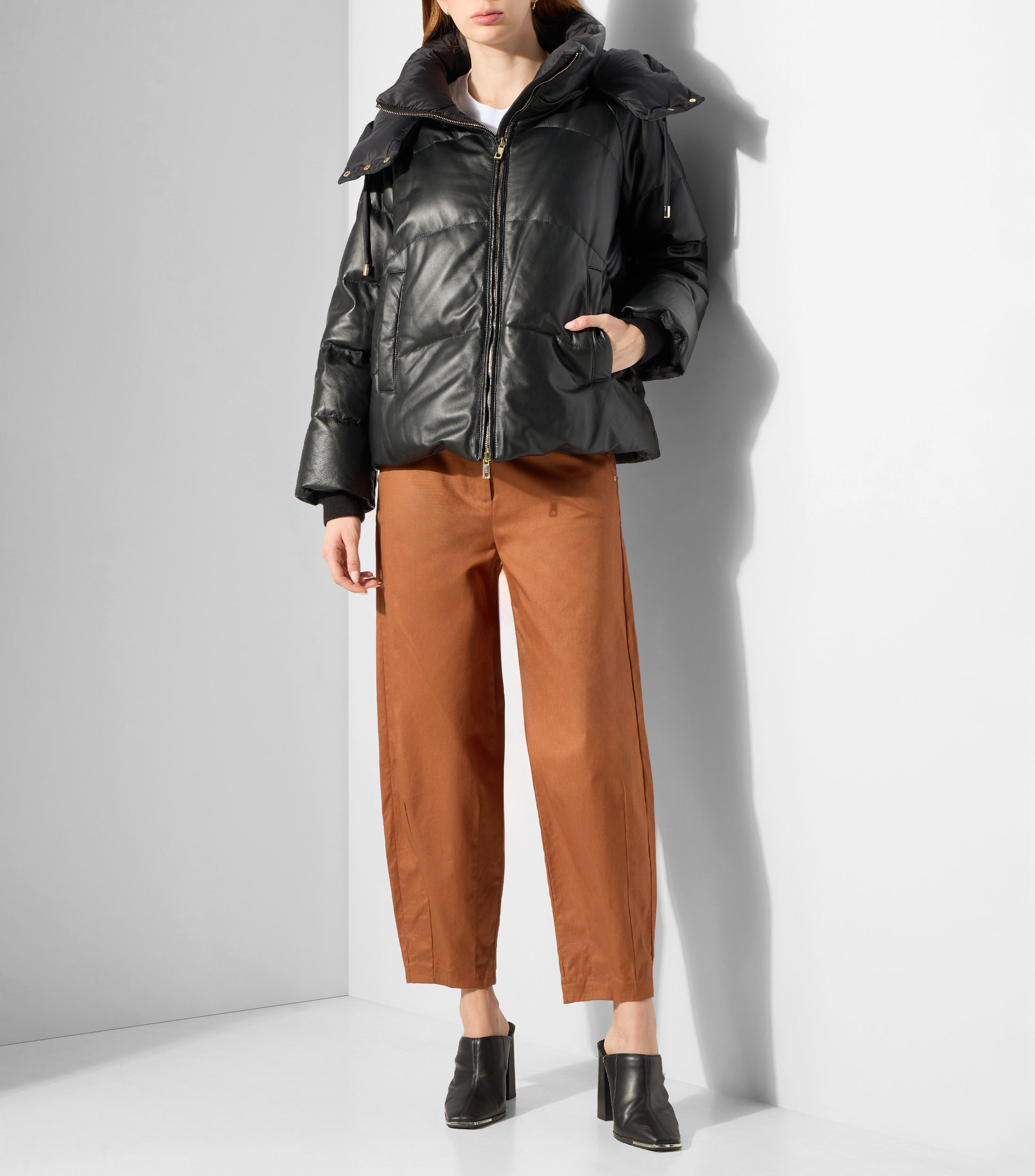 Chamarra puffer con cremallera y capucha en piel Mujer