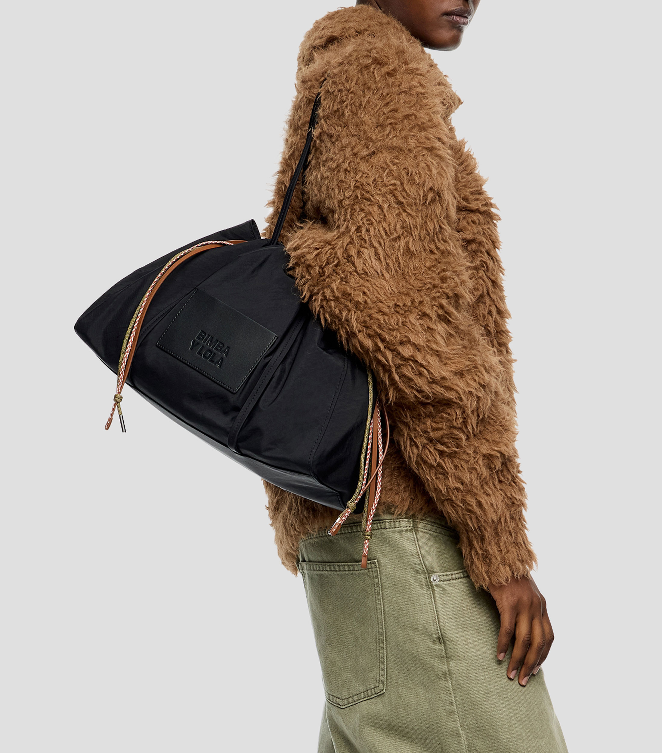 Bolsa shoulder grande nylon negra Mujer