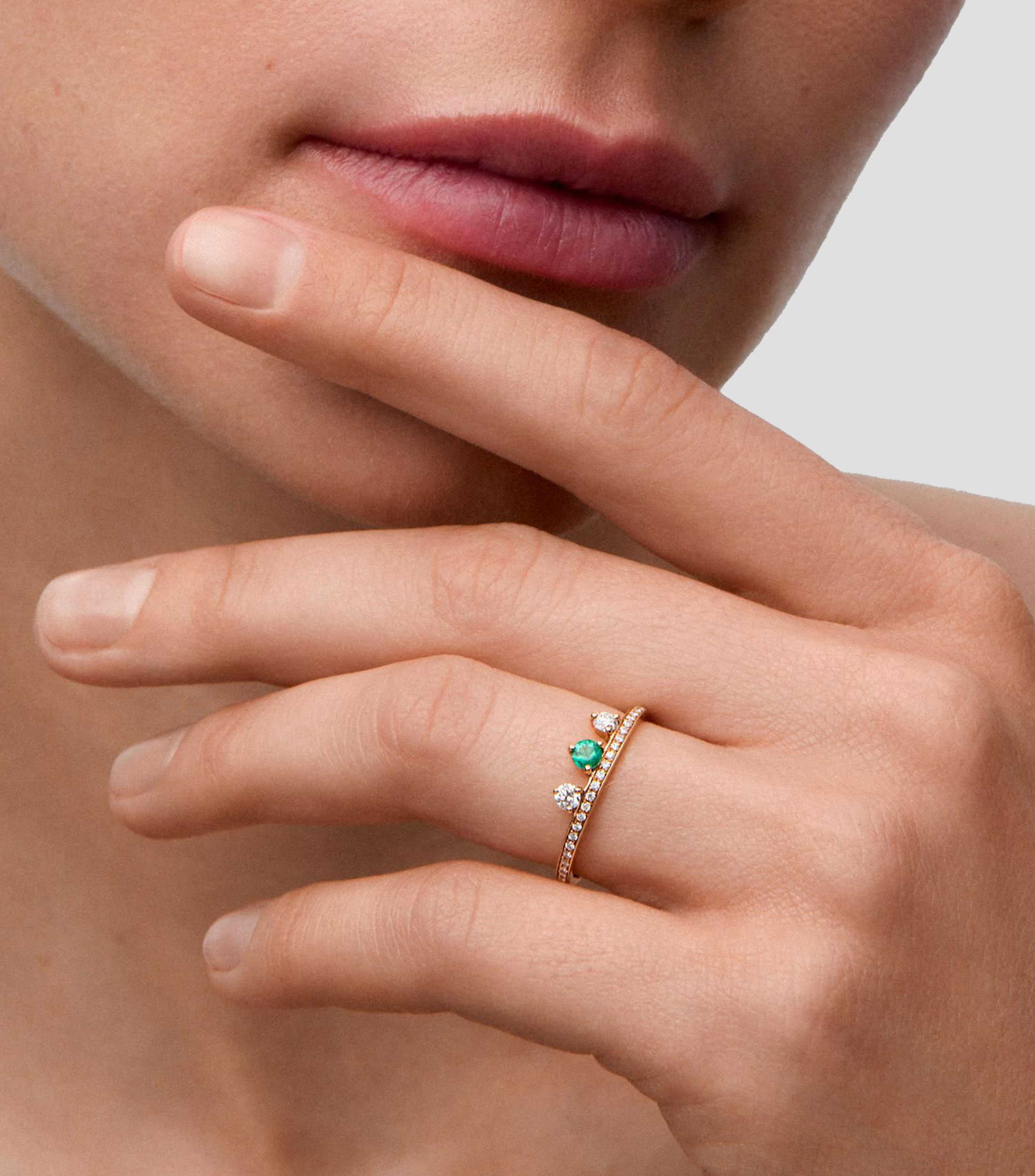 Anillo en Oro amarillo de 18 Kilates con esmeralda y diamantes Mujer