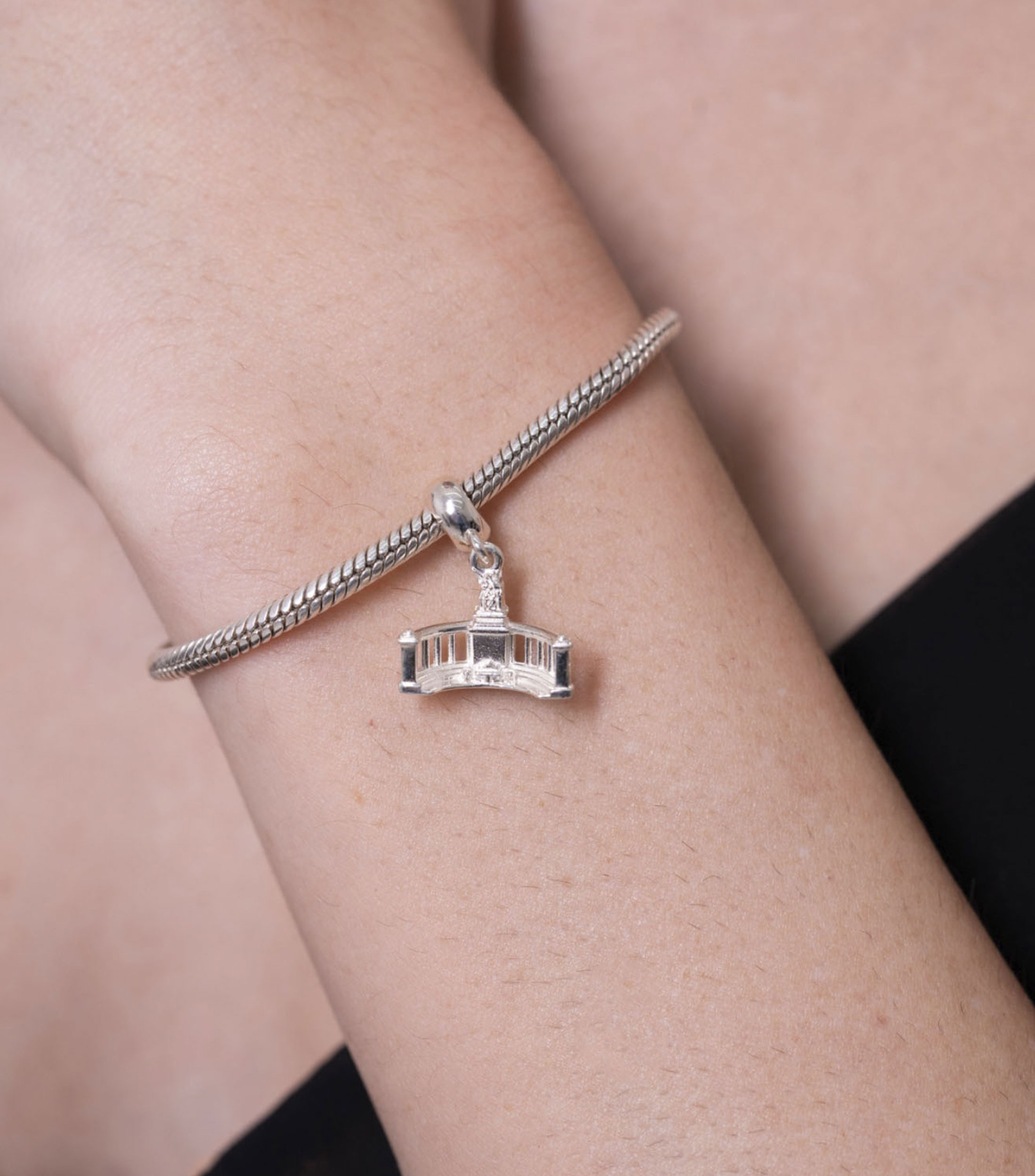 Charm Hemiciclo a Juárez en plata Mujer