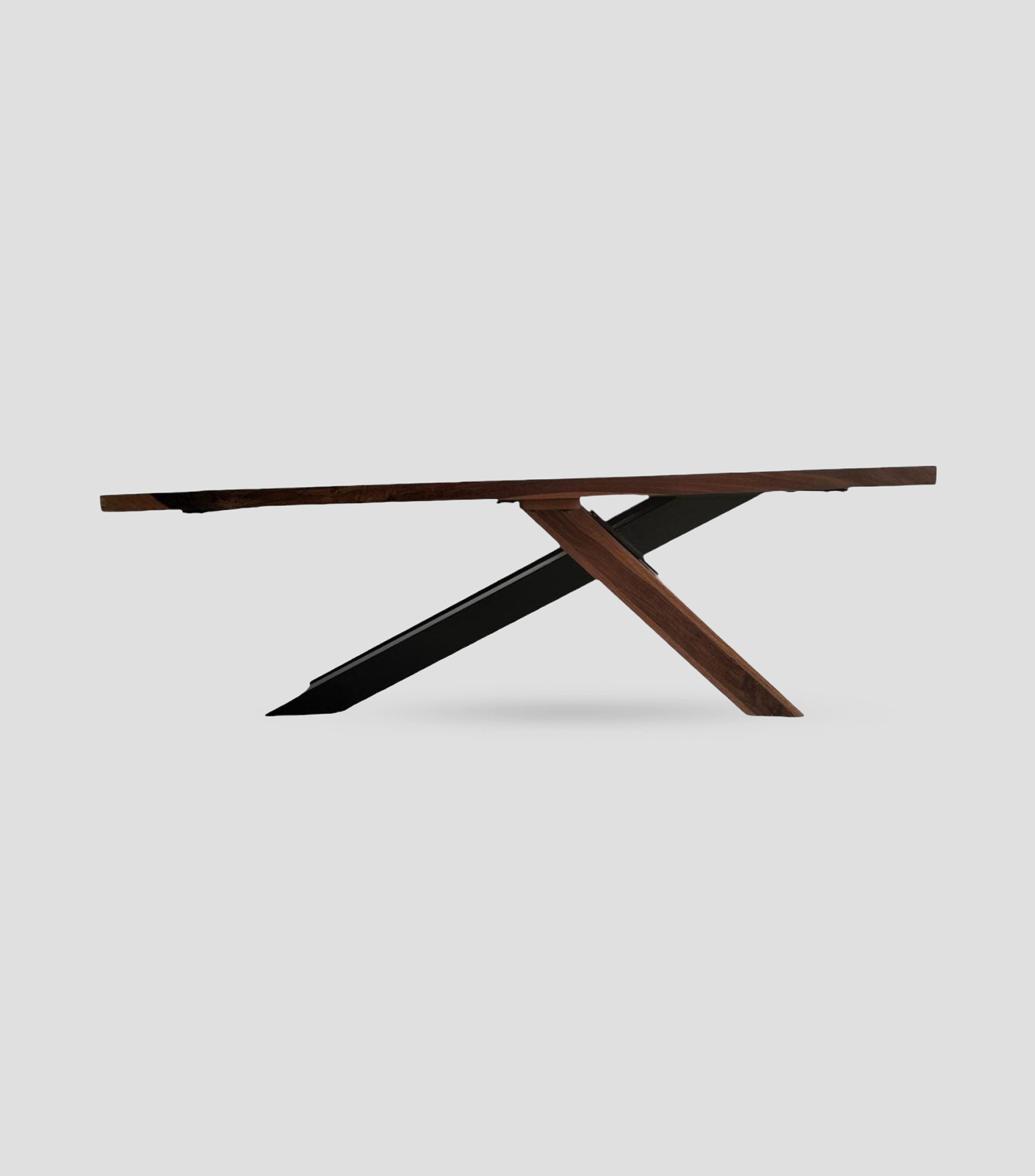 Mesa de comedor en madera y hierro