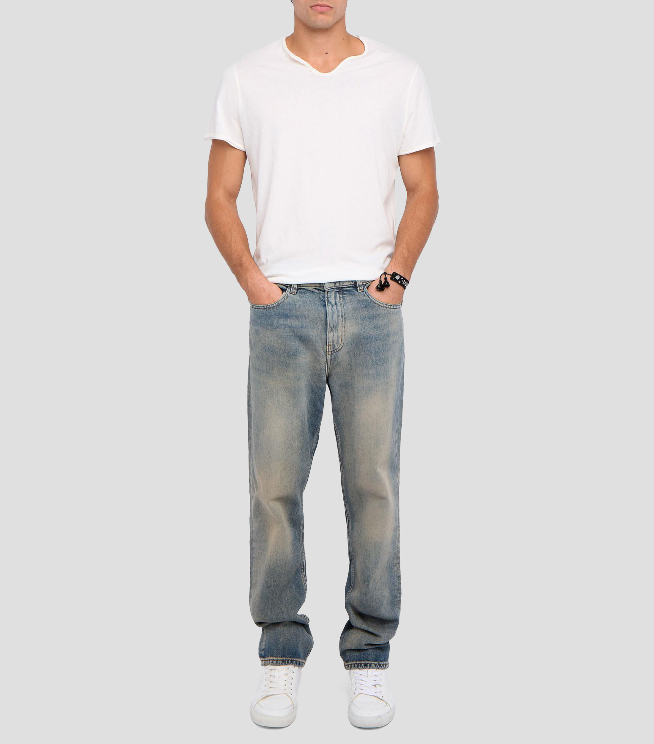 Playera cuello V manga corta estampada Hombre