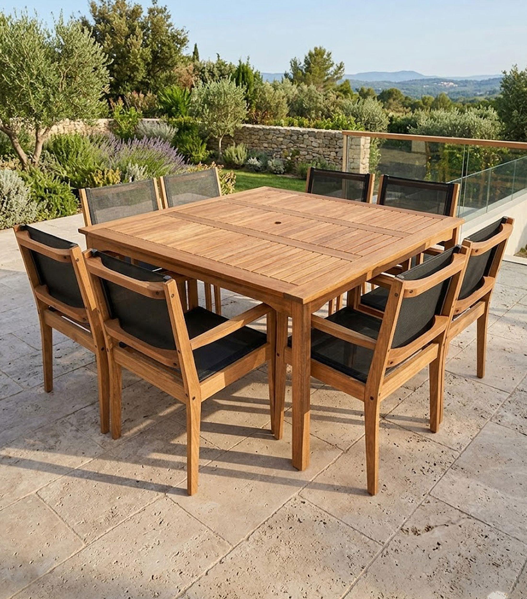 Comedor de exterior con 8 sillas Sevega en madera