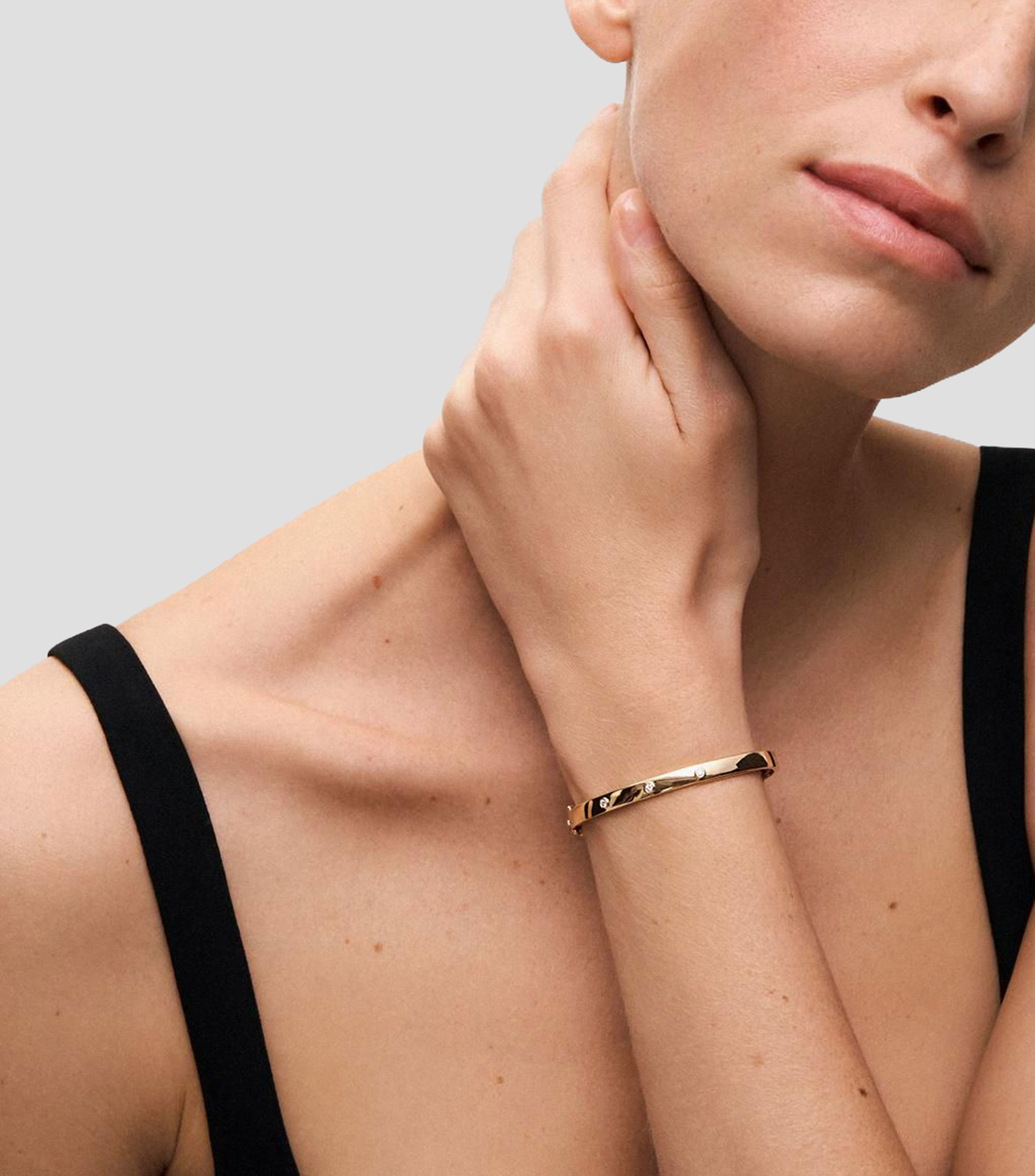 Brazalete rígido en Oro amarillo de 18 Kilates con diamantes Mujer