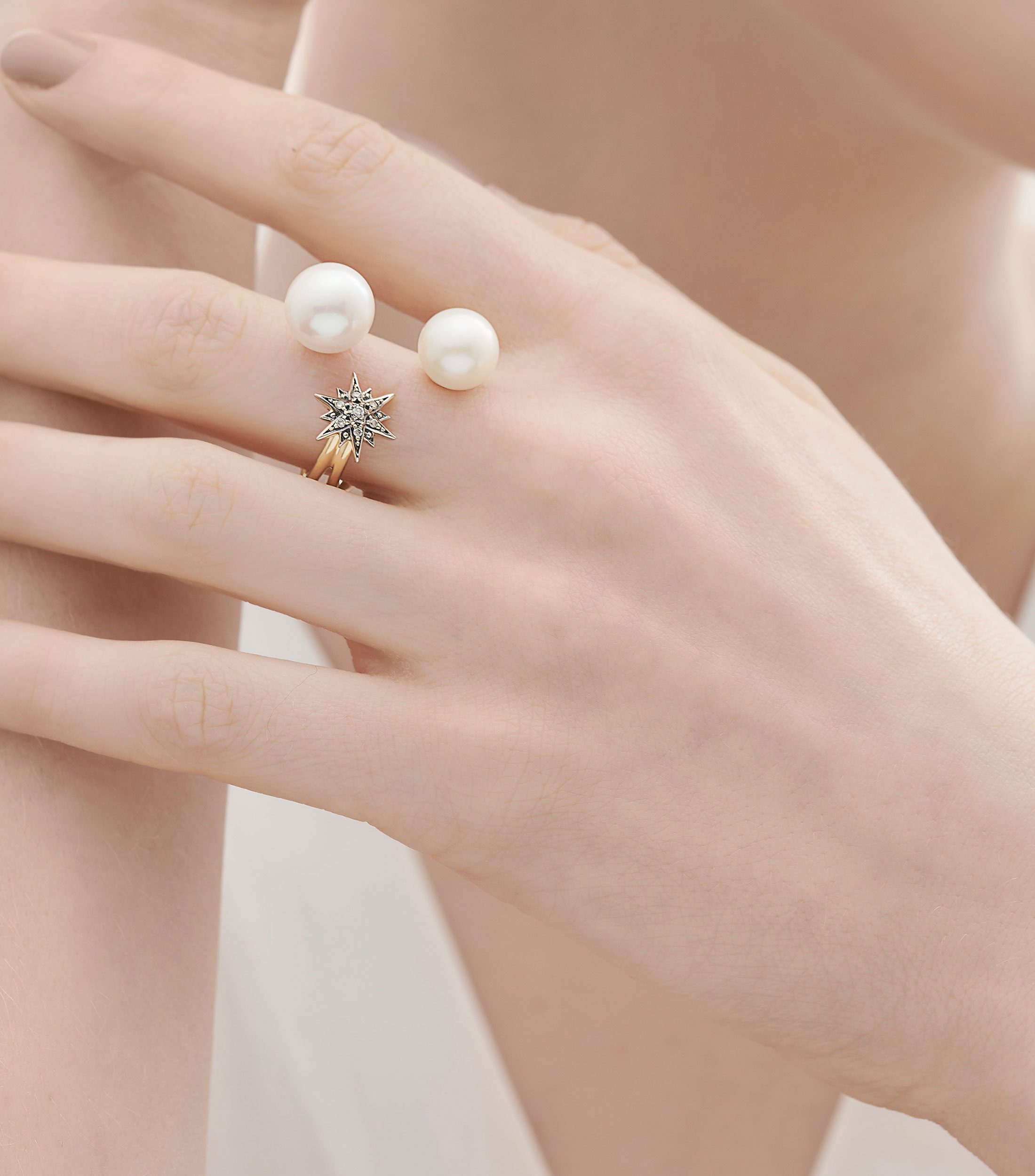 Anillo en oro amarillo de 18 kilates con perlas y diamantes Pearls of Genesis Mujer