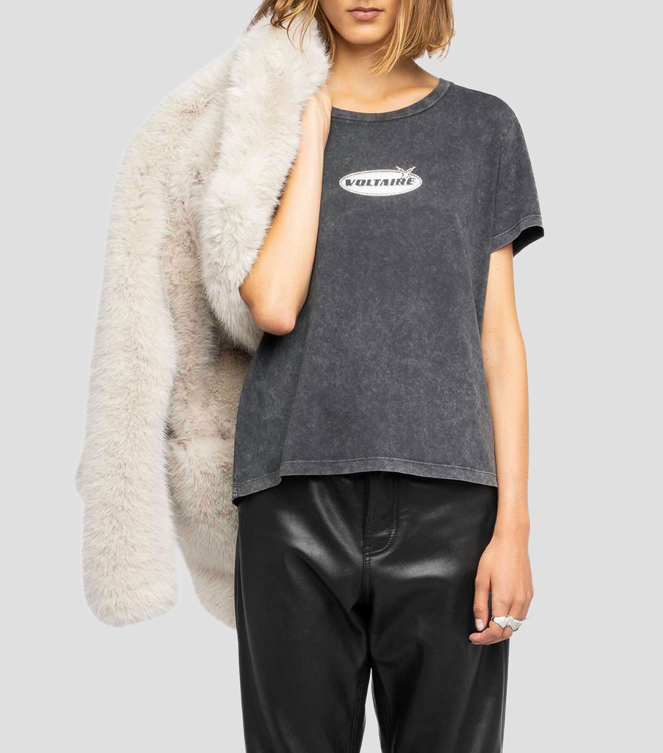 Playera de cuello redondo con manga corta con pedrería Mujer