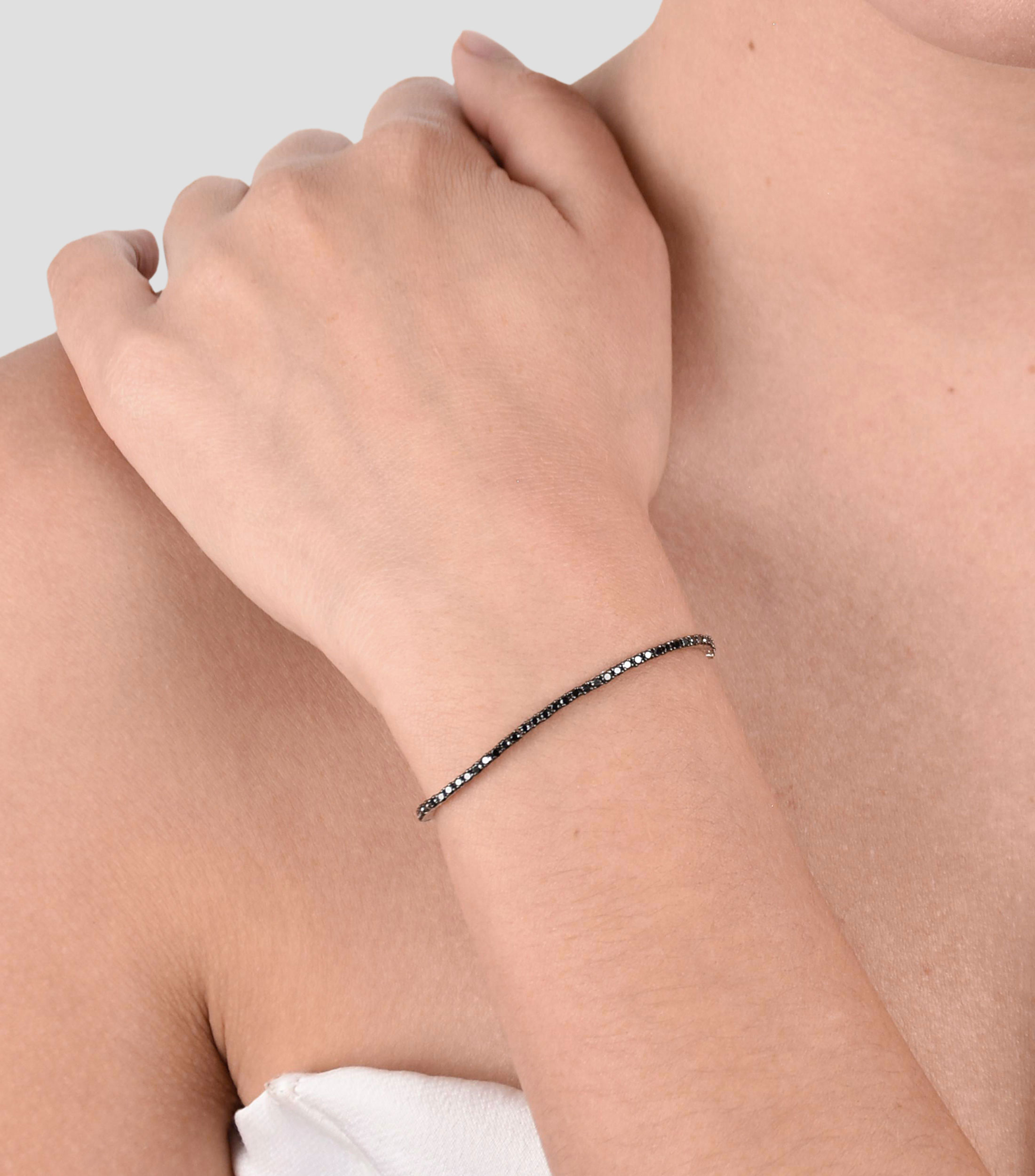 Pulsera en oro blanco de 14 kilates con diamantes negros Mujer